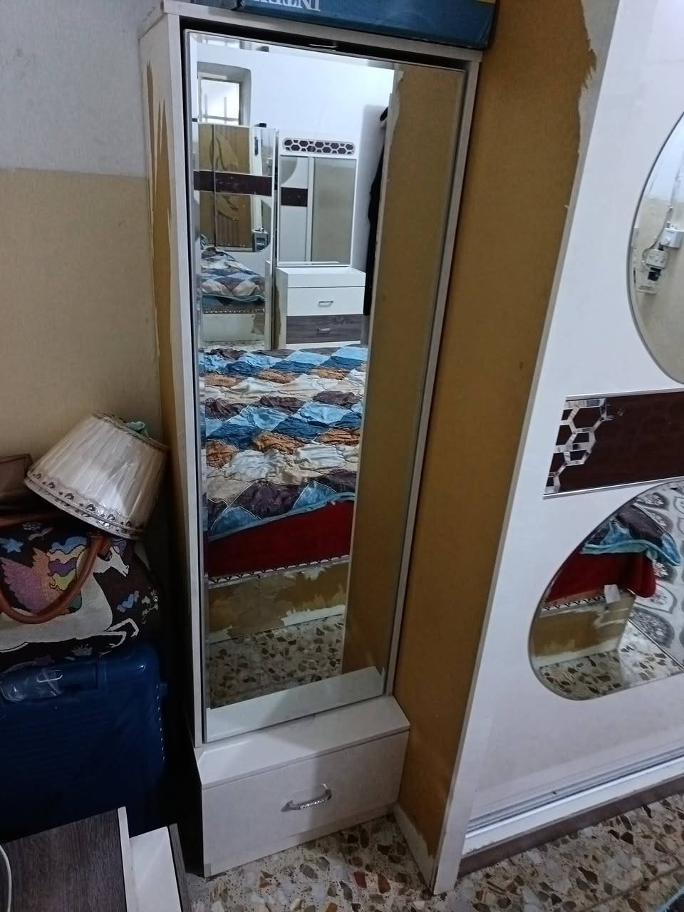 سلام عليكم
غرفة نوم للبيع ٧ قطع ميز تواليت بيبان سلايت جرباية بيها نشرة كهربائية ام المخزن بيها جك ميوزة الجرباية اربعه جرارات نضافة ٩٠٪ *********** بغداد الامين الثانية
