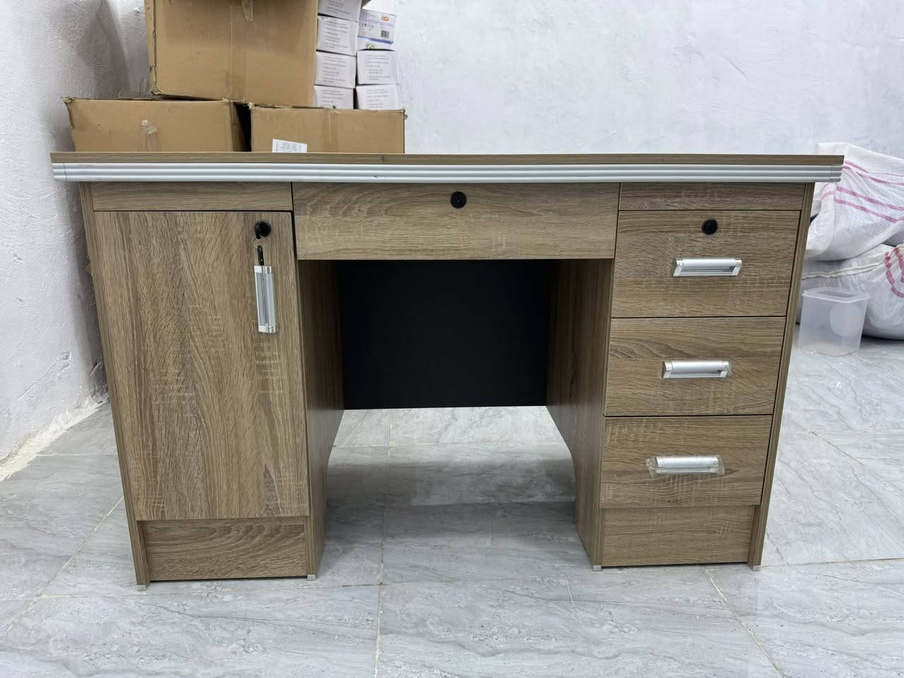 سلام عليكم ميز مكتبي  جديد جدا جدا بعده بالجيس سعر ١٢٥ الف
***********
