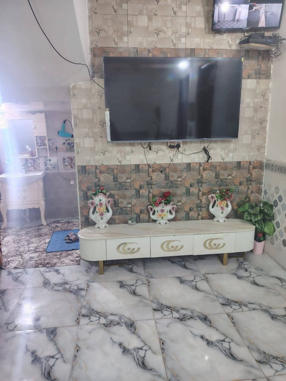 يالله السلام عليكم عرضنا لهذا اليوم بيت للبيع بالبكرلي قرب جامع سلمان المحمدي  طابو زراعي سند 25 باسم شخص واحد تحويل مباشر او اقرار
مساحة البيت 200 متر واجه 10 متر ونزال 20 متر 

بناء حديث 2025  كافة الخدمات مجاري وتبليط يبعد عن الشارع العام خط الكيات 75 متر 

///////////******/////////*//*///////

البيت طابقين يحتوي على اربع غرف نوم 

/////////////********//////////

الطابق الاول يحتوي على غرفتين 

 واستقبال 7في 4

وكلدور كبير جدا 10في 4 

ومطبخ 5 في 5.5 متر 

صحيات وحمام داخلي وخارجي 

كراج سياره كبير وسقيفه كيسبان 

الشغل درجه اولى والارضيه بورسلين درجه اولى والجدارن سيراميك اسباني وهندي والالوان كلش مرتبه وحلووه

والصحيات الخارجيه كلها سيراميك 

////////******//////////

الطابق الثاني يحتوي غرفتين وكلدور

غرفه 8 في 4

الغرفه الثانيه 5في 5

السطح الناصي والعالي مطبك فرشي وشغل اولى  

/////***-*/////

السعر 135 وبي مجال  

ملاحظه البيت يرهم اقساط تطي 110 والباقيات اقساط 

للاستفسار مراجعة مكتب عقارات حسين المعموري  الكائن في البكرلي قبل جامع سلمان المحمدي 

او الاتصال على الرقم *********** حسين المعموري
