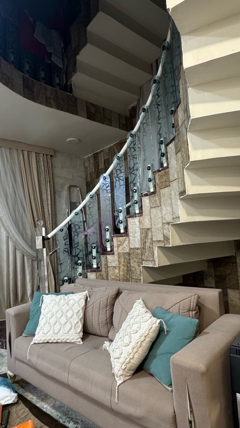 تخم عشر مقاعد نظيف واستعمال سنة / نجف مجمع الزهراء 

عرضنا صالة متميزة تجمع بين التصميم العصري والأناقة. تحتوي الصالة على كراسي مفردة بلون أخضر مائي مع طاولة جانبية راقية، بالإضافة إلى قنفة ذات تصميم مريح وأنيق. الحائط مغطى بالرخام الفاخر مما يضيف لمسة من الفخامة والتميز. السجاد بألوان متناسقة يكمل جو الغرفة بشكل رائع. مناسبة للعائلات التي تبحث عن الراحة والتميز في ديكورات منازلها.