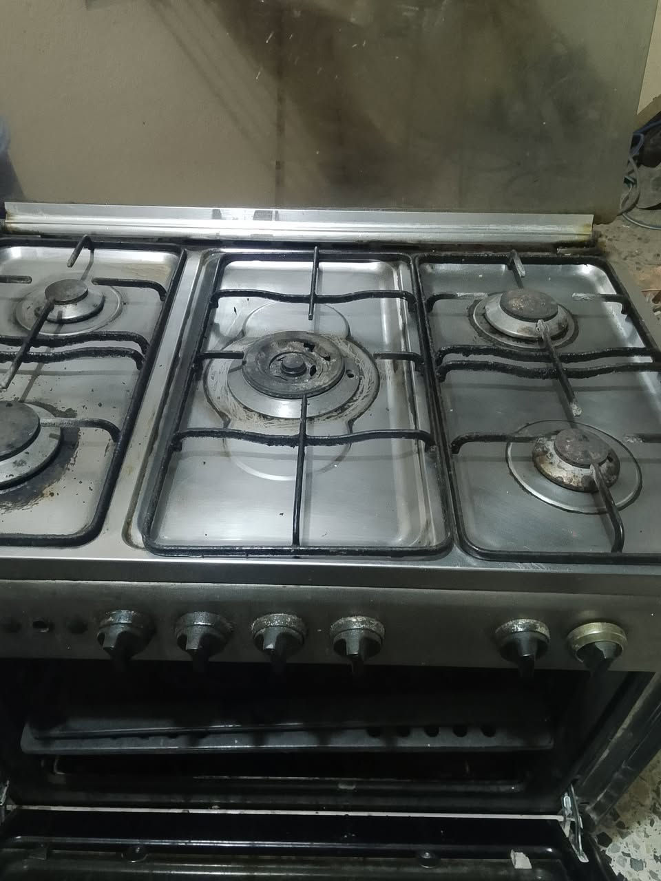 طباخ مصري فريش شرط شغل كلشي كامل وجهاز للبيع ***********
