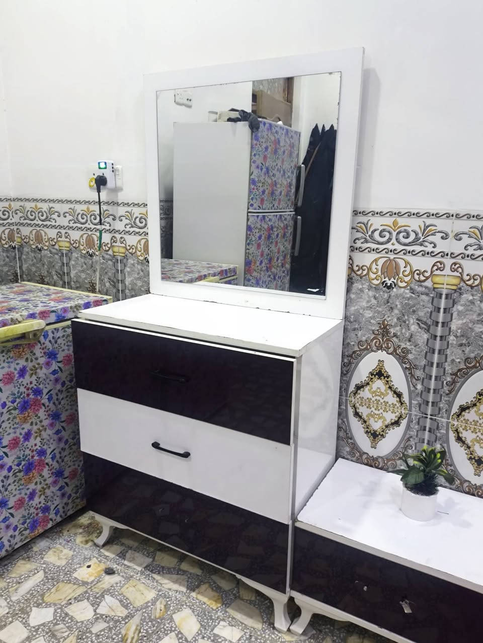 .
سلام عليكم 

غرفة تركي للبيع جديدة 
السعر 350 مع الدوشك بيها مجال للشراي 
المكان بغداد حي الجهاد 
واتساب ***********
