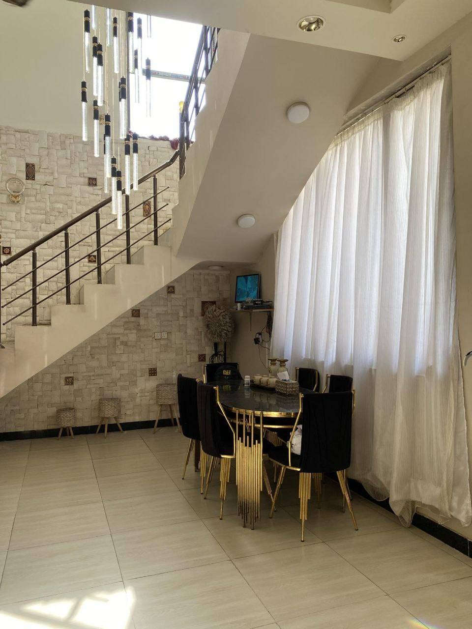 🏡 بيت للبيع – حي الصحة / شارع المحولة

📐 المساحة: 100 م (واجهة 10 × نزال 10)

📅 بناء حديث 2023 – حجر داخل البيت (أغلى نوعية)

🔹 تفاصيل البيت:
الطابق الأول: غرفة نوم + مطبخ + كليدور مفتوح على الصالة + صحيات.
الطابق الثاني: غرفتين نوم + كليدور + بلكونة + سطح.
يباع مع الأثاث أو بدون أثاث.

🚪 المداخل:
البيت موقعه كلش مميز وله مدخلين:

صاير بلوسط اله مدخلين كلش مميز 
من شارع ٦٠ يم ابو صفاء هذا مدخل اول

ومن الكورنيش الفرع الي قبل مارينا المدينه المائيه شارع المحوله هذا الثاني 

.
🔸 الشارع عريض ومُبلط.

.
📞 للاستفسار:

 ***********
