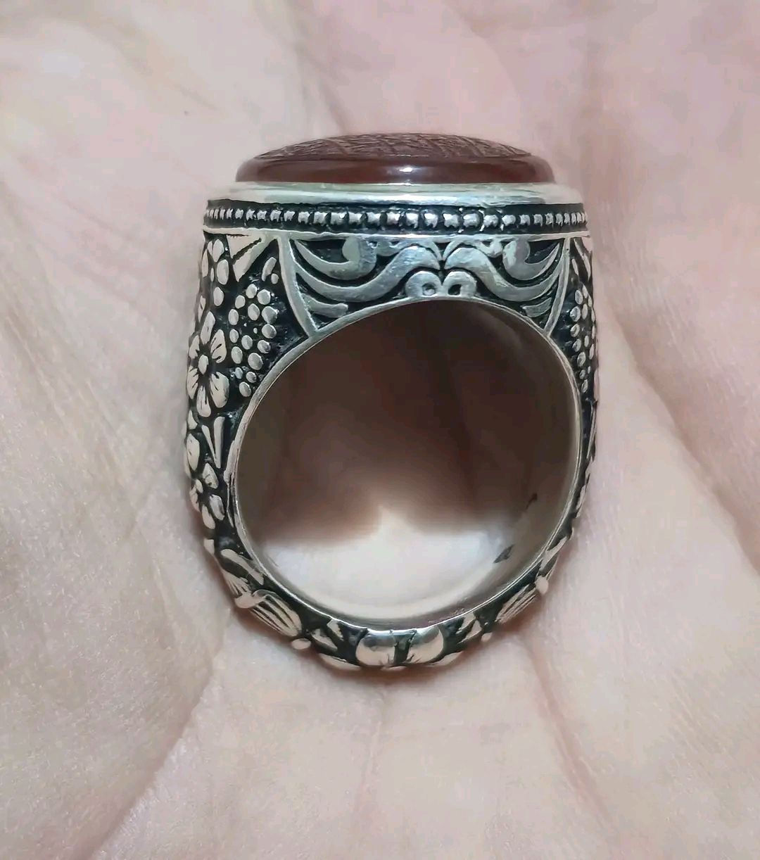 عقيق يماني احمر 
منقوش اية الكرسي المباركة 
خط المبدع سيد حميد الموسوي 
صياغة عارف البحرينية فضه عيار 
مقاس الخاتم ٢٣ 
مقاس الحجر ٢٥ ملم 
وزن الخاتم ٣٦ غرام 
للاستفسار والحجز خاص


**إذا كنت صاحب هذا الإعلان وتريد حذفه لأي سبب، رجاءا أرسل رسالة إلى الدعم الفني**