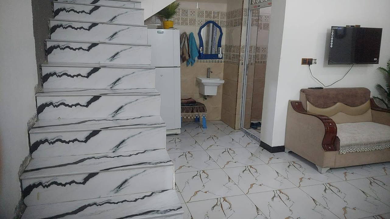سلام وعليكم بيت للبيع 200 متر طابقين الطابق لثاني بعده ما كامل وره بيت عوين لبيت يتكون طارمه وستقبال وغرف ثنين جوه وصاله وحمام داخلي وخارجي وستقبال لطابق ثاني غرفه چبيره  ومطبغ وحمام وبسعر 61 وبي مجال البيت كله طابوق  للنتصال ***********
