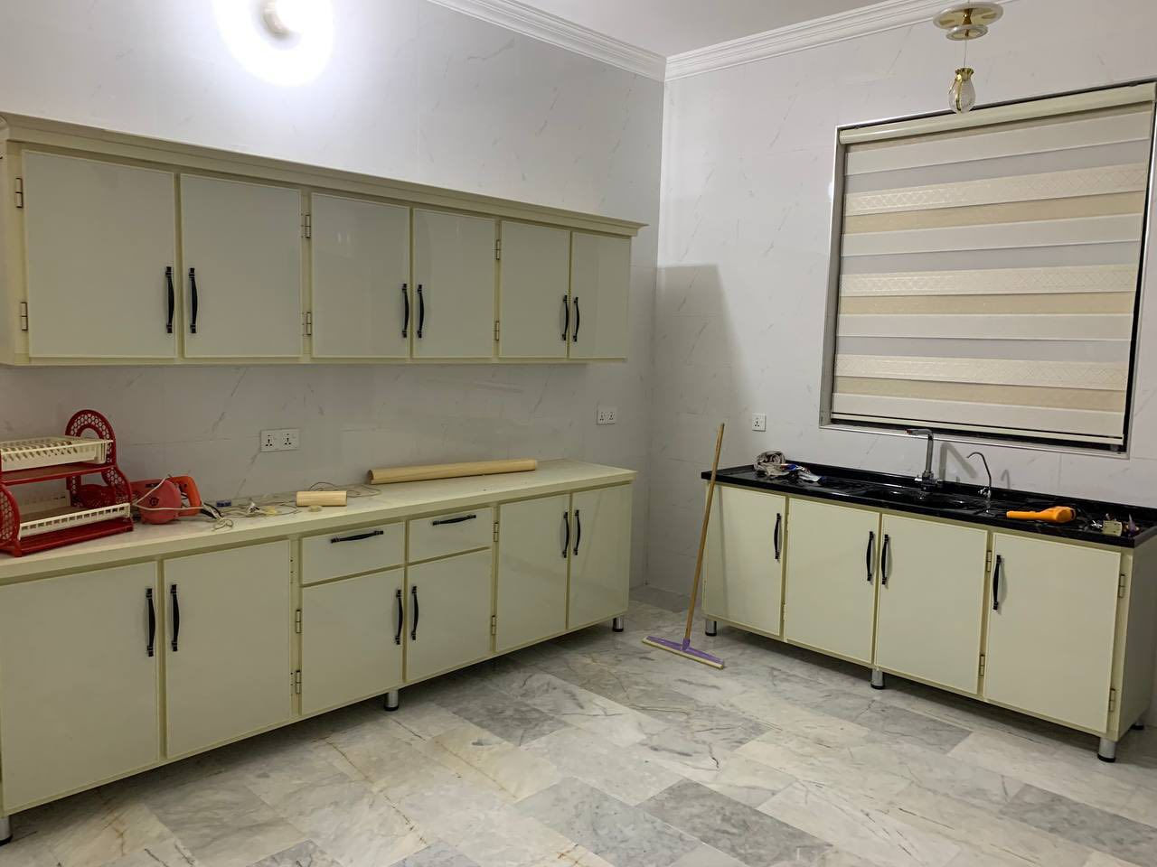 السلام عليكم
مشتمل طابق ثاني مساحه 150م بناء حديث 2025 يحتوي على غرفة نوم و صاله واستقبال ومطبخ وحمامين
الاثات يشمل :طقمين واحد بالصاله و واحد بالاستقبال إضافة إلى كاونتر وسبلت كنتوري 3 طن مع سبلت طن ونص انفيرتر مع فلتر تصفيه للتانكي ومنظومه تصفيه مياه.
الموقع 📍حي الضباط الثانيه خلف شارع جيش الشعبي
ملاحظه : المشتمل لا يؤجر إلا لعائلة صغيرة
لتواصل :*********** أتصال فقط.
