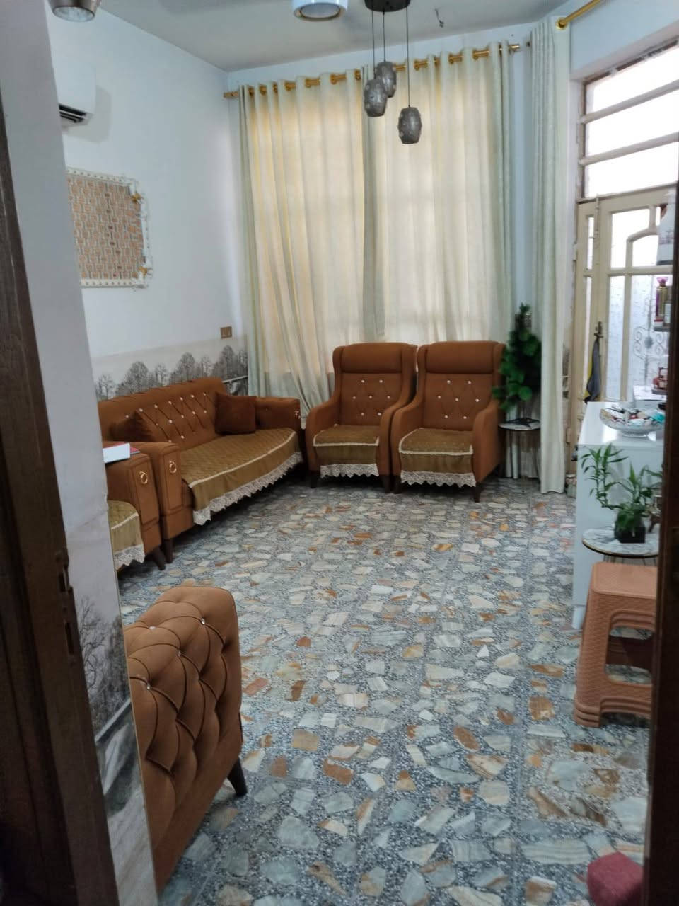 الدار للبيع
مساحه 100م
الواجهة 5.5
النزال 20
ثلاث طوابق 
الطابق الارضي عرفه نوم+كلدور+استقبال+مجمع صحيات داخلي+صحيات خارجيه+ مطبخ 
الطابق الثاني هيكل كامل فقط بياض يحتوي على 2 غرفه نوم+كلدور مع العلم احد الغرف (سويت)
الموقع 📍الطهمازيه عمود 94 قريب على مركز سيف سعد الاستفسار الاتصال على الرقم التالي ( سعر مناسب)
***********
***********
