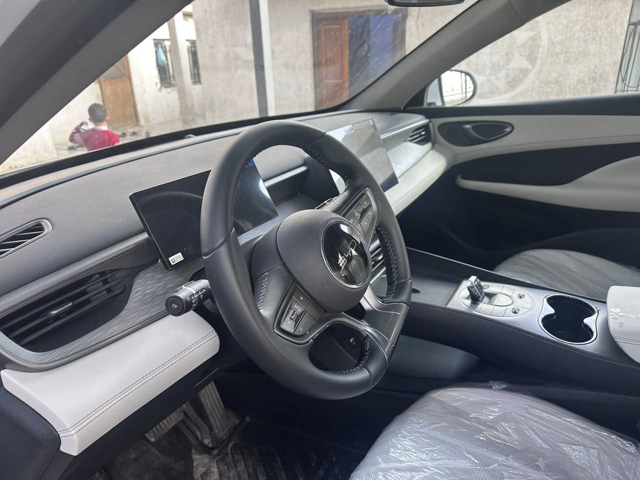 للبيع سيل 5 BYD Seal للييع
لون بيض 🤍

*2025

داخل ابيض جلد👍

كامل الملحقات شاحنة اصلية سريعة + بصمة + كارت + فوم طوارئ + كاعيات وماسحات اصلية علية 

شاشة بلادية منزل كل البرامج عليها 👍

تفويله تمشيك 2100km

رقم بغداد جديد بسمي تحويل ثاني يوم 

العنوان بغداد 

السعر 18.600 مليون

الاتصال على الرقم 

‭0772 188 0066‬
