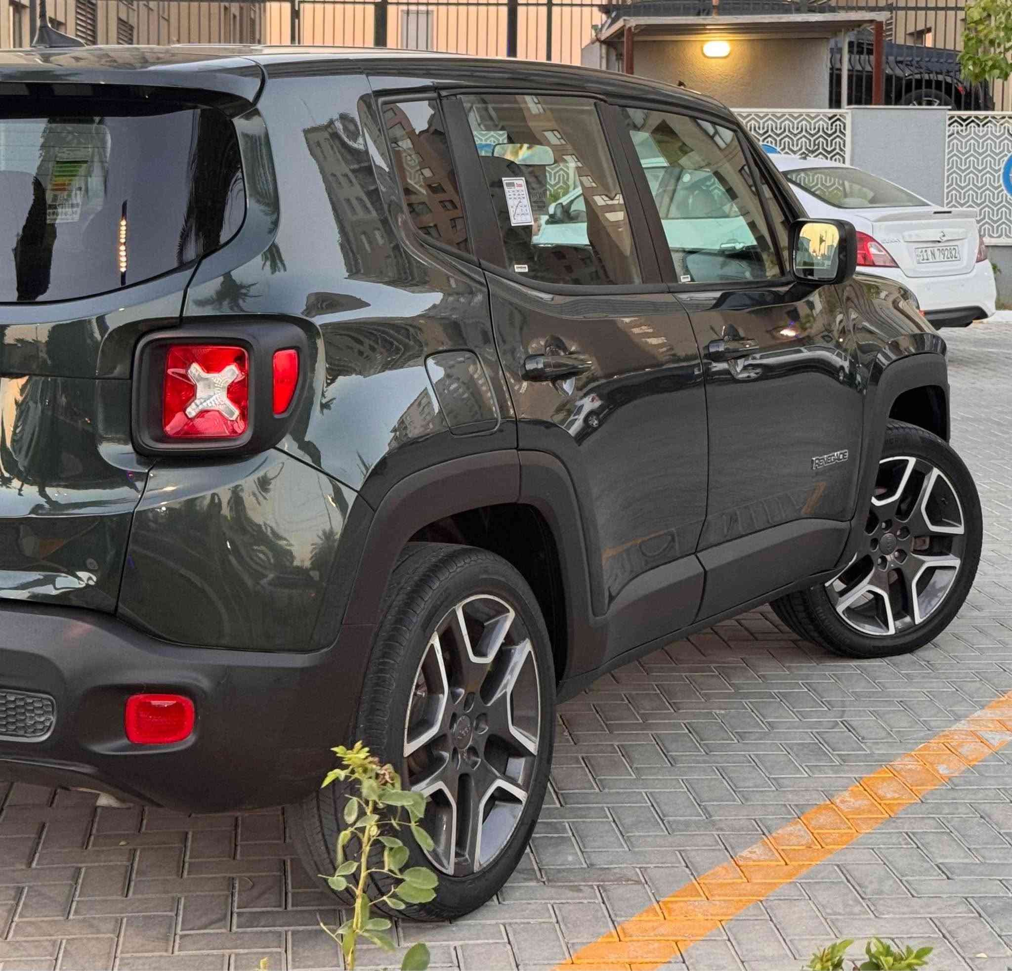 السلام عليكم 
                                  🇺🇸  Jeep Renegade 2021 🇺🇸
       جيب رانيگيت 2021 امريكي 
رقم اربيل بأسم شركه تحويل او وكاله مجاني 
       سنوية ورقم جديد تحويل مباشر ✅
حادث موضح بالصور صبغ صفحه السائق فقط 
عداد المسافة 98,000 ميل 

مواصفات : ✔️
( محرك 2400 ، شاشه ، كامرا ، 4 ويل ، تحكم استيرن ، 
سايد بريك بصمه ، ويل 19 كبير ، 3 وضعيات قياده ، بصمه تشغيل ، تشغيل عن بعد ) وباقي المواصفات المعروفه 

السعر : 93  وبيها مجال بسيط ( سعر مناسب ) ✅ 
العنوان : بغداد / الكرخ / حي الحسين 🏠
الهاتف : *********** ( متوفر واتساب ) ❇️ بغداد, العراق
