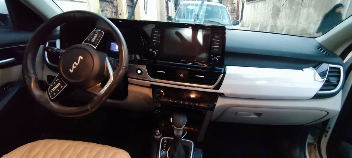 السلام عليكم
سيلتوس خليجي 2023 

مكينة ١٦٠٠ 

بصمة 

تشغيل عن بعد 

ابل ، اندرويد كار بلي 

كروز سرعة 

هواية مواصفات 

السيارة ماشية 40000 

بيهة طختين بس خفيفات 
الطخات كلهن يوكعن من السعر

***********
