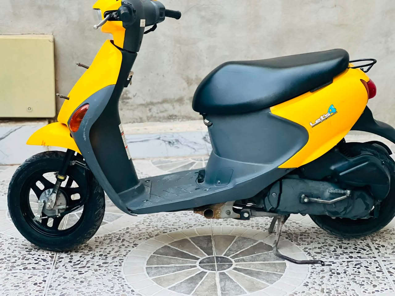 دراجة سوزوكي موديل lets 4
المحرك: 49cc (50 سي سي)
* نوع المحرك: 4 أشواط (4 Stroke) حقن إلكتروني FI
* التبريد: هوائي
* القوة: حوالي 5 أحصنة
* القير: أوتوماتيك CVT
* خزان الوقود: 4 لتر تقريبًا

* السرعة القصوى: بين 55 إلى 60 كم/س تقريبًا حسب حالة الماطور والوزن والطريق
* استهلاك الوقود: اقتصادي جدًا، يوصل إلى أكثر من 60 كم لكل لتر في الاستخدام الهادئ. (للبيع) التواصل خاص


**إذا كنت صاحب هذا الإعلان وتريد حذفه لأي سبب، رجاءا أرسل رسالة إلى الدعم الفني**