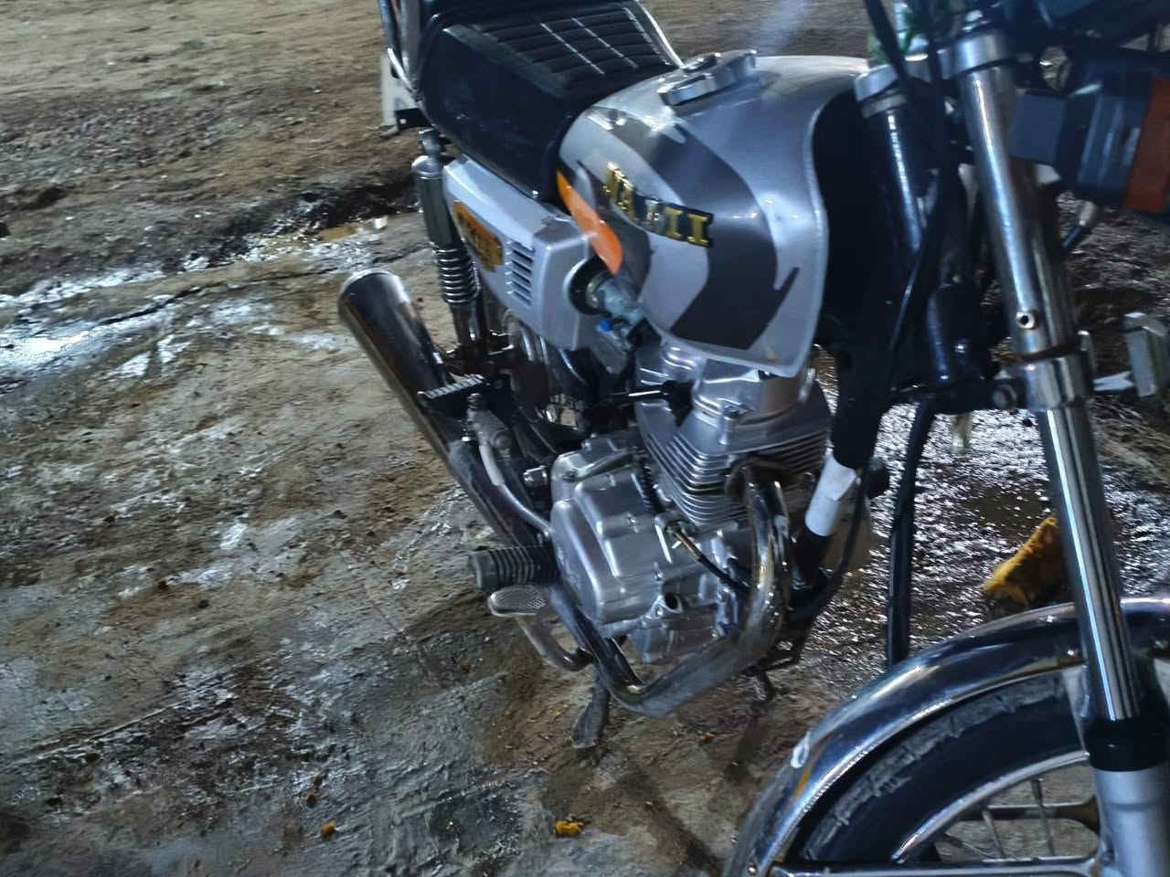 سلام عليكم دراجه للبيع دراجه خير من الله شغل وطلع وين ما يعجبك محرك اصلي دراجه ناقصهه اشياء بسيطه سعرهه 550  وبيه مجال شي قليل اوراق اصوليه *********** رقمي وبيك خير وتدلل
