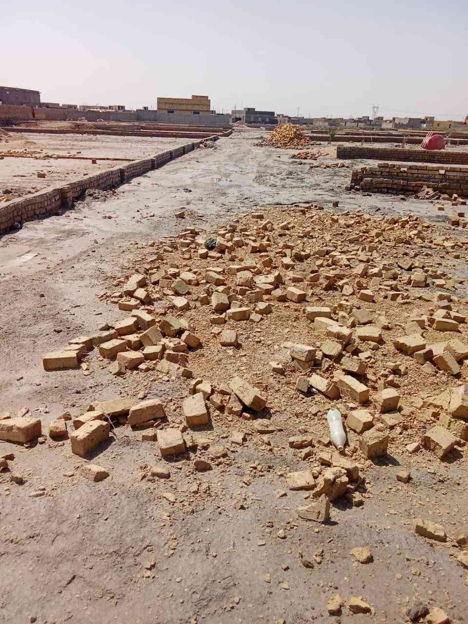 #قطعة___ارض___للبيع
المساحة 250 متر ....
بيه آساس 
المكان حي الملايين قرب البرج 
الاستفسار الاتصال على الرقم 
***********

