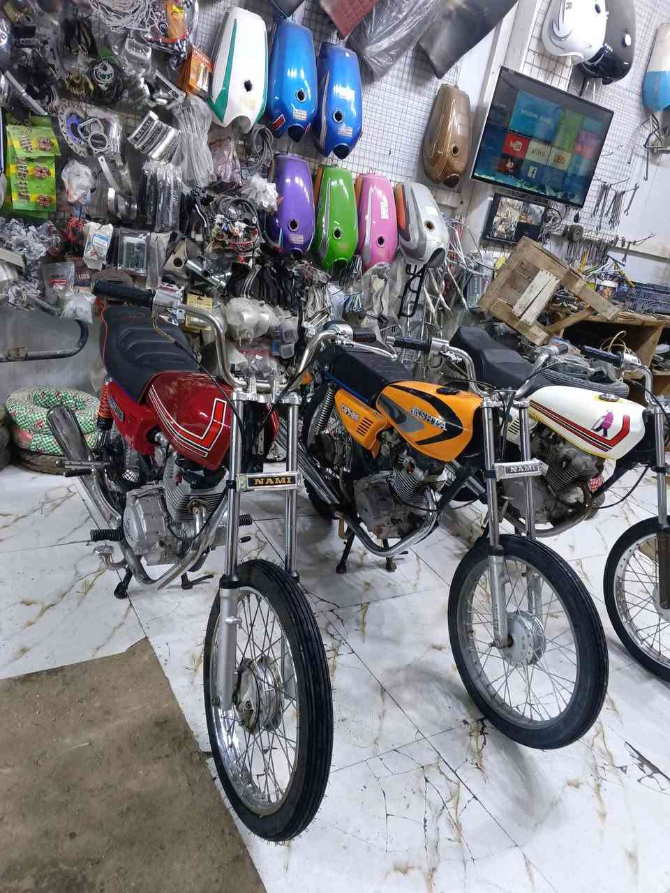السلام عليكم
دراجات ثلاثه موجودات مال مزاد 
ولو ما احب الهوسه 😅
والازدحام 
اللي يحب خي يتصل الاسعار 350 300 
وبيه المجال للطيبات 
***********
