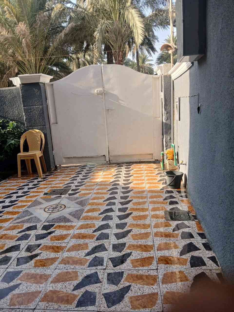 للبيع دار المساحة ١٤٠ واجهة سبعه ونص كراج وحديقة مكون من غرفتين نوم صاله ومطبخ حولي ترك خلفي العنوان بغداد الراشدية مركز الناحيه قرب أسواق السدره أول فرع  باقي التفاصيل بالفيديو هاتف ***********
