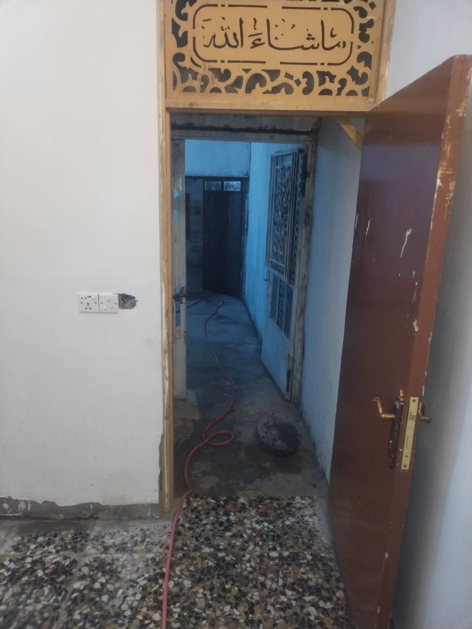 نص قطعه للبيع منطقه الاستكشافات بضهر بانزين خانه الابتسام خامس فرع غرفه واستقبال ومطبخ وصاله وملحقاته صب مسلح ٧٢ متر رقمي *********** واتساب
