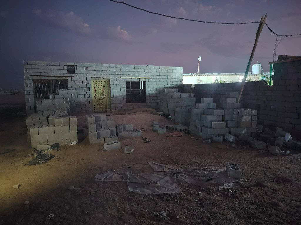 بيت زراعي لبيت بعده هيكل و بدون سكف لكامل بيه غرف ٢ و صاله ومطبخ باقي الديوان ما باني ولسياج الخارجي مساحت لبيت اكثر من٢٠٠ وره المعارض مال الزبير السعر 15مليون للاستفسار الاتصال عالرقم ***********
