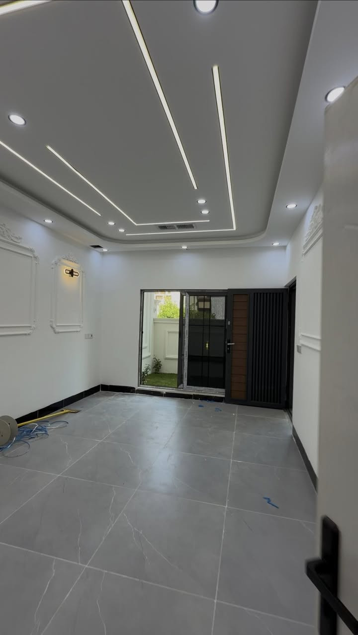 حي المعلمين مقابل جامع الفتح
بيتين للبيع ١٥٠متر واجهة ٧.٥متر 
فول مواصفات تصميم نيو كلاسيك
عرض الشارع ١٠متر 
.
لمعرفة السعر اكتب (تم)
***********
