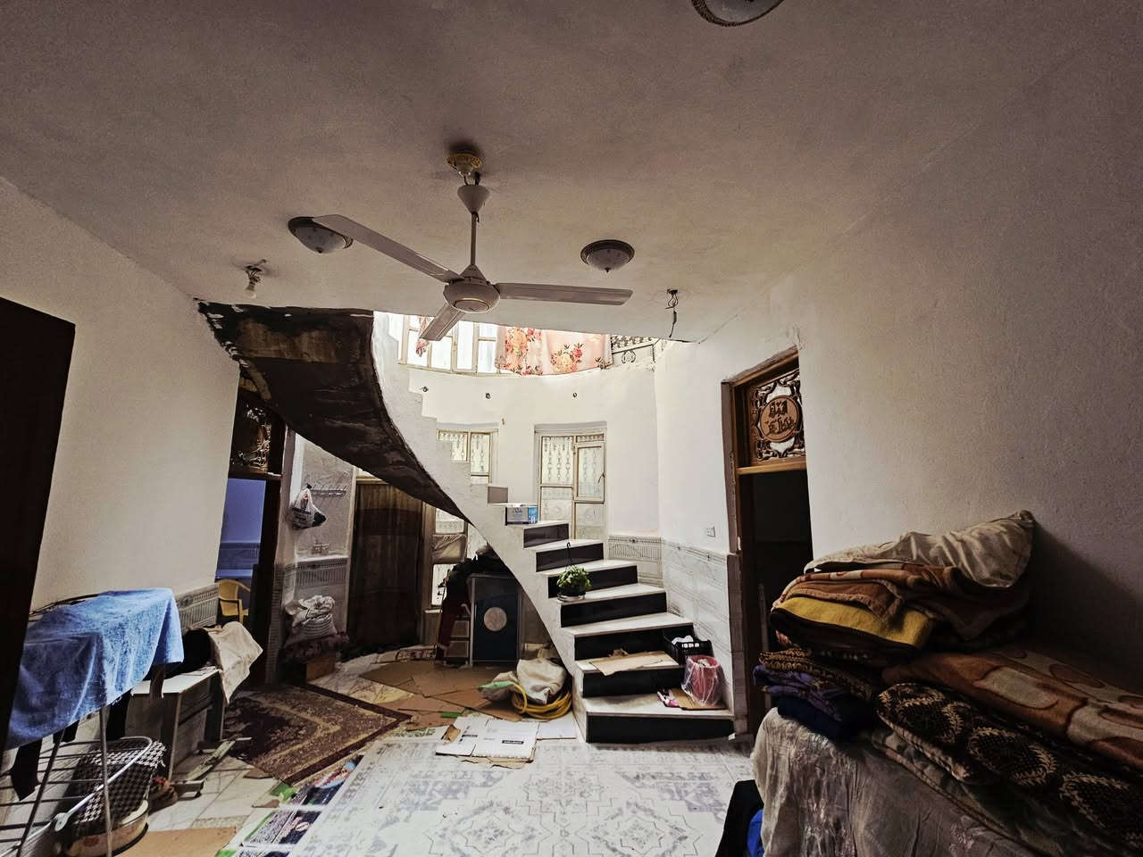 دار للبيع طابو صرف (ملك) مكون من طابقين العنوان القاسم حي الزهراء الاول قرب بيت رياح شارع 30اليربط ب الدولي يبعد عنه 80متر عرض الشارع 10 متر قريب على الامام القاسم ع وقريب على السوق الطابق الأول: مكون من 2 غرفة  واستقبال وصاله مقطوعه في باب خشب ومنور  من الجانب ومن الخلف ومجمع صحيا داخلي وخارجي علما ان أرضية الطابق الأرضي  مرمر درجه أولى الطابق الثاني :   يحتوي على 4 أربع غرف ومجمع صحيات متكامل وصاله كبيره ومخزن مواد  ارضيه الطابق الثاني بورسلين درجه اولى لل استفسار الاتصال على الرقم  ***********  المو شراي لايسئل  ❌️ علماً ان البناء درجه اولى وعلى ايدي ذو خبره تامه .
