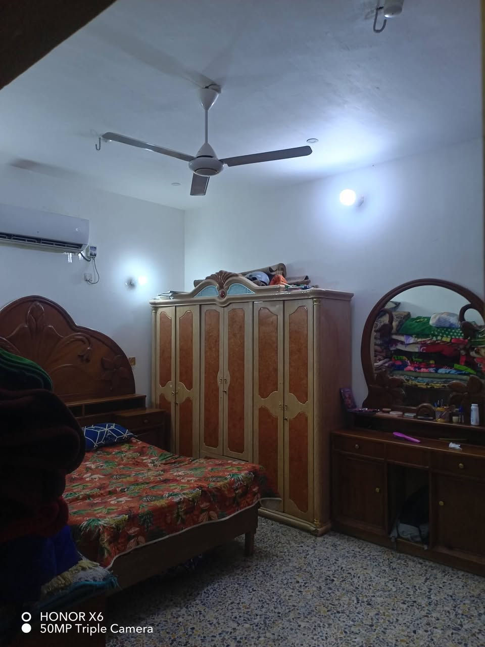 السلام عليكم بيت للبيع في حي الجغيفي الثانيه مساحه البيت 150 متر البيت قاطين البيت مجاور أسواق جنه يبعد عن شارع 12 / 100 متر تبليط مي كهرباء جاهز السكن وسعره مناسب الاستفسار ***********

