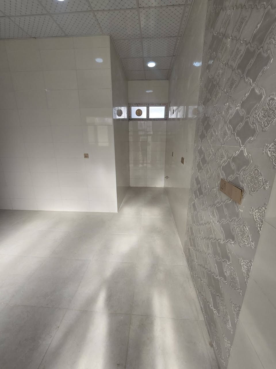 السلام عليكم رمظان كريم
بيت زراعي سند 25 مشمول بالتمليك مساحه 200 متر 
حي الجامعه قريب جدآ عل الطابو خدمات عامه مجاري كهرباء مولده مدارس ثالث بيت عن الطابو 
تفاصيل البيت 
غرفه نوم عدد ٢ 
صاله كبيره 
استقبال 
مطبخ حار +بارد 
مناور عدد ٢ 
صحيات داخليه او خارجيه 
طارمه 
استفسار اتصال 
*********** 
او زياره المكتب 
مكتب علي كتاب للعقار والمقاولات العامه حي الجامعه منتصف شارع 20
