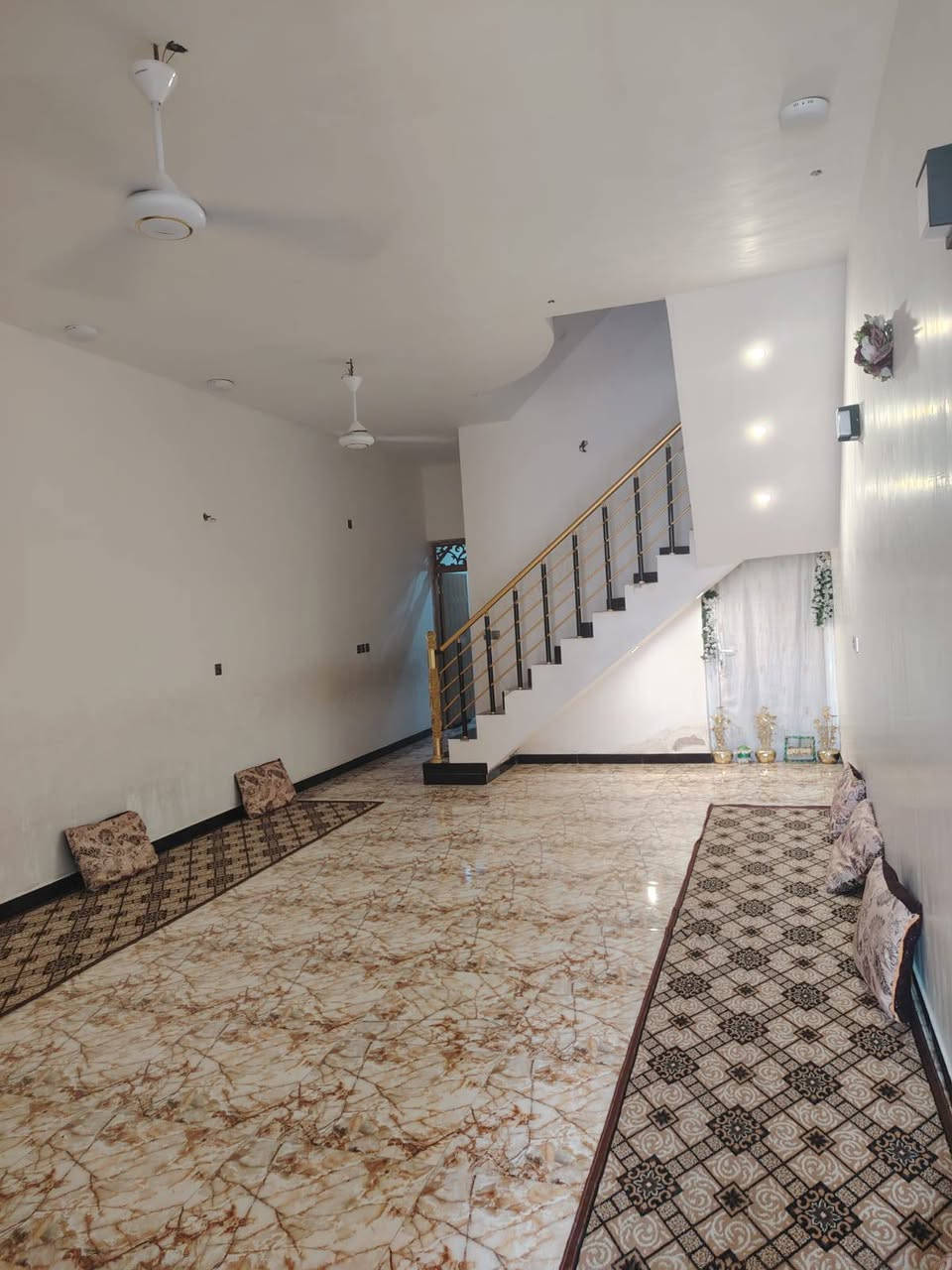 البيت للبيع با الكادميه المساحه 100م كونكريت مسلح طابقين
يحتوي الطابق الأول علا صاله و مطبخ و براني وصحيات خارجية و داخليه 
يحتوي الطابق الثاني علا غرفتين نوم و صاله و مجمع صيحات اللاستفسار مراجعة مكتب سلام الجبوري الاتصال ***********
