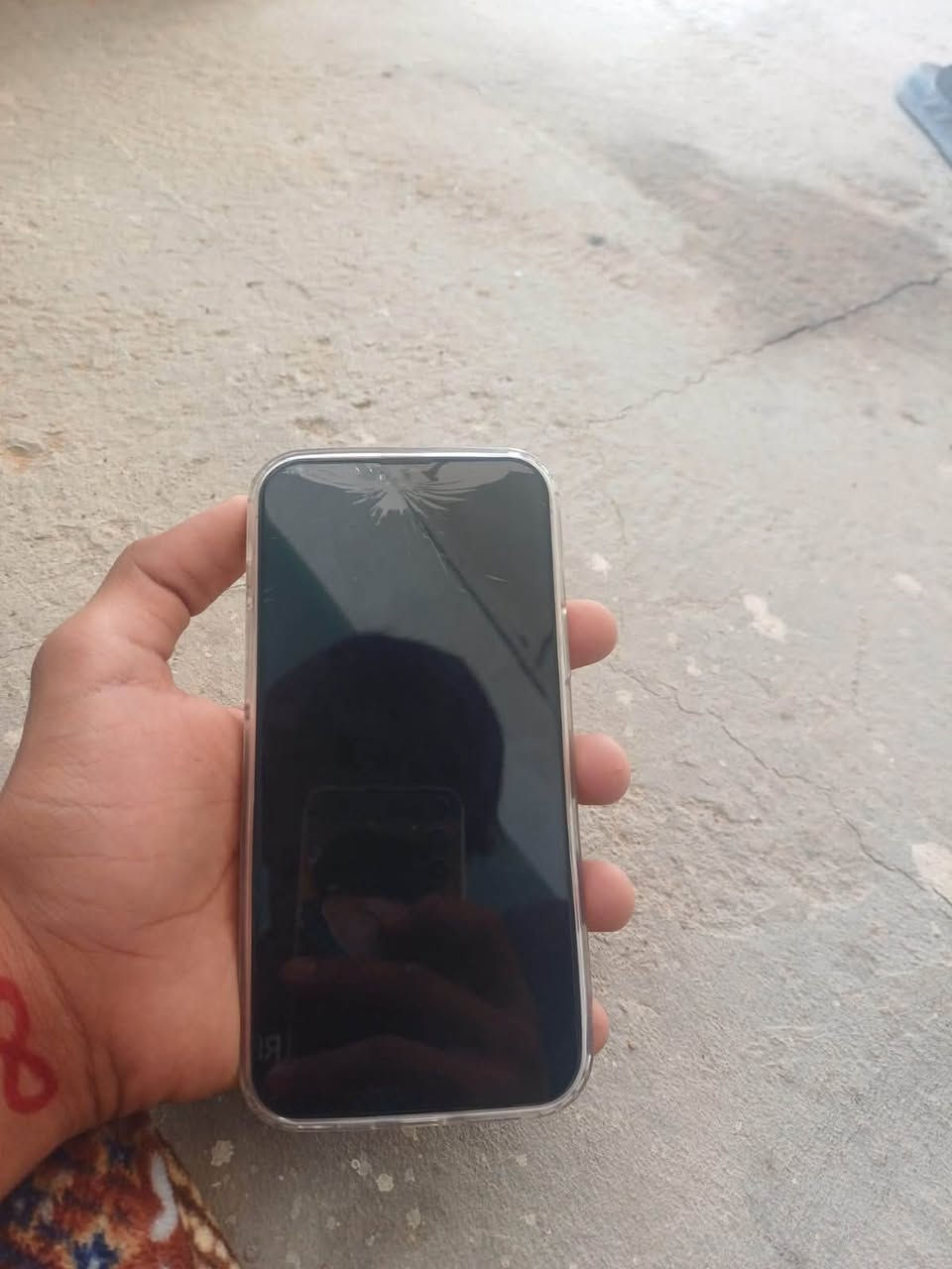 السلام عليكم 13 برو ماكس ذهبي للبيع او مراوس بفرق جهاز نضيف بس مفتوح تخطي❗️ومثل ما موضح كدامك كسرته بل شاشه ما ماثره عل كامره ثنينهن شغلاتوبطاريه معاليه ما مبدله  يشتغل اي خلل مابي يعني جهازي الخاص بيه صارله سنتين عندي. سعر 350. رقم واتساب فقط ***********
