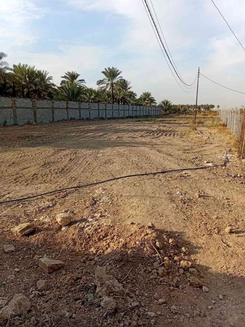 السلام عليكم دونم للبيع في هور الرجب قرب المدارس مباشر على الاروائي وشارع هور الرجب الابعاد الواجهه ٢٥متر والنزال ١٠٠متر سند ٢٥ على طابو الدوره  السعر والتفاصيل على رقم الموبايل *********** /***********
