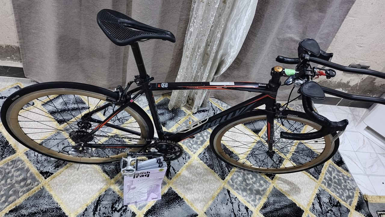 سلام عليكم
دراجة رود ماركة رايلي
اللمنويم كامل ماعدى الماشه حديد 
وزن الدراجة جيد جدا 
وياله اللمنويم نزال وبطيخة سبع بنط طرب
ثنين امامي سبعه خلفي 
دراجة مرتبة جدا وطياره كاملة مكملة تاخذها منا تطلع بيها محافظات منا 
وياها هدايا سكتات+عداد ذكي على القمر الصناعي
الموقع النجف الاشرف 
سعرها 250 قفل 
للتواصل ***********
