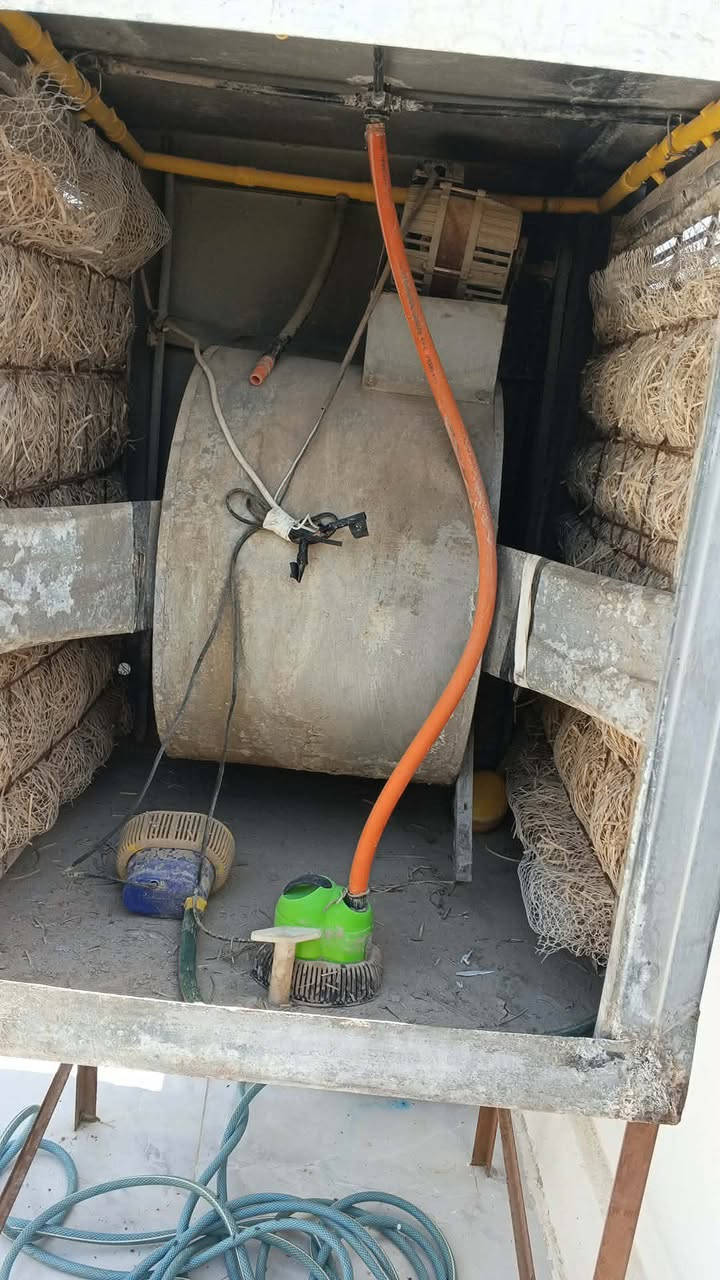 مبردة عراقي من نوع القديم حجم 3 ونص دبل واتر بام ماطور من نوع ممتاز بشكل جيد نظام سرباس بولبيرين 
مع محمل حديد معه سعره 65 الف كله 

للعلم هواء ماله كلش بارد 
***********
