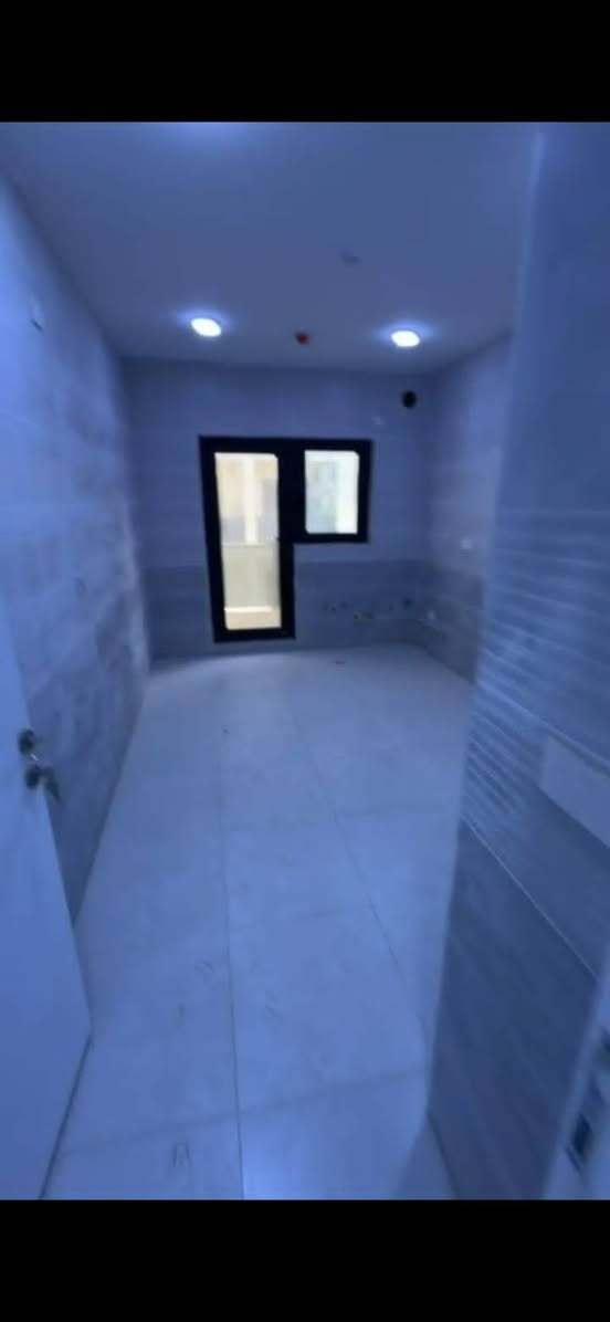 سلام عليكم 
شقة للايجار فارغة بمجمع دار السلام
مساحة 134م طابق 16 بناية D8
 تفاصيل الشقة:

▪️ صالة استقبال واسعة 
▪️ ثلاث غرف نوم 
▪️ مطبخ 
▪️ مخزن
▪️ حمام
▪️ بلكونتان بإطلالة جميلة

 مميزات المجمع:
▪️ أمن وحراسة
▪️ ماء وكهرباء 24 ساعة
▪️ ملاعب
▪️ مدارس وروضة وحضانة
▪️ أسواق وخدمات متكامل

اسة
▪️ ماء وكهرباء 24 ساعة
▪️ ملاعب
▪️ مدارس وروضة وحضانة
▪️ أسواق وخدمات متكاملة

ايجار الشقة 800 الف
للتواصل ***********
