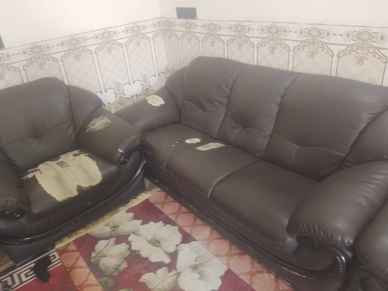 السلام عليكم تخم للبيع/7/ متر /10/ مقعد التخم جلد اوسبرنك ماينزل ابد انطيك ضمان ماينزل تمامن بس شويه الجلد المقاعد مزلوق هذا كدامك اجيبله لزكات جلد امتار تلزكه يرجع جديد السعر (150)الف اوبيه مجال مكانه حله ورديه خارج للستفسار على هذا الرقم (***********) ان شاء يعجبكم
