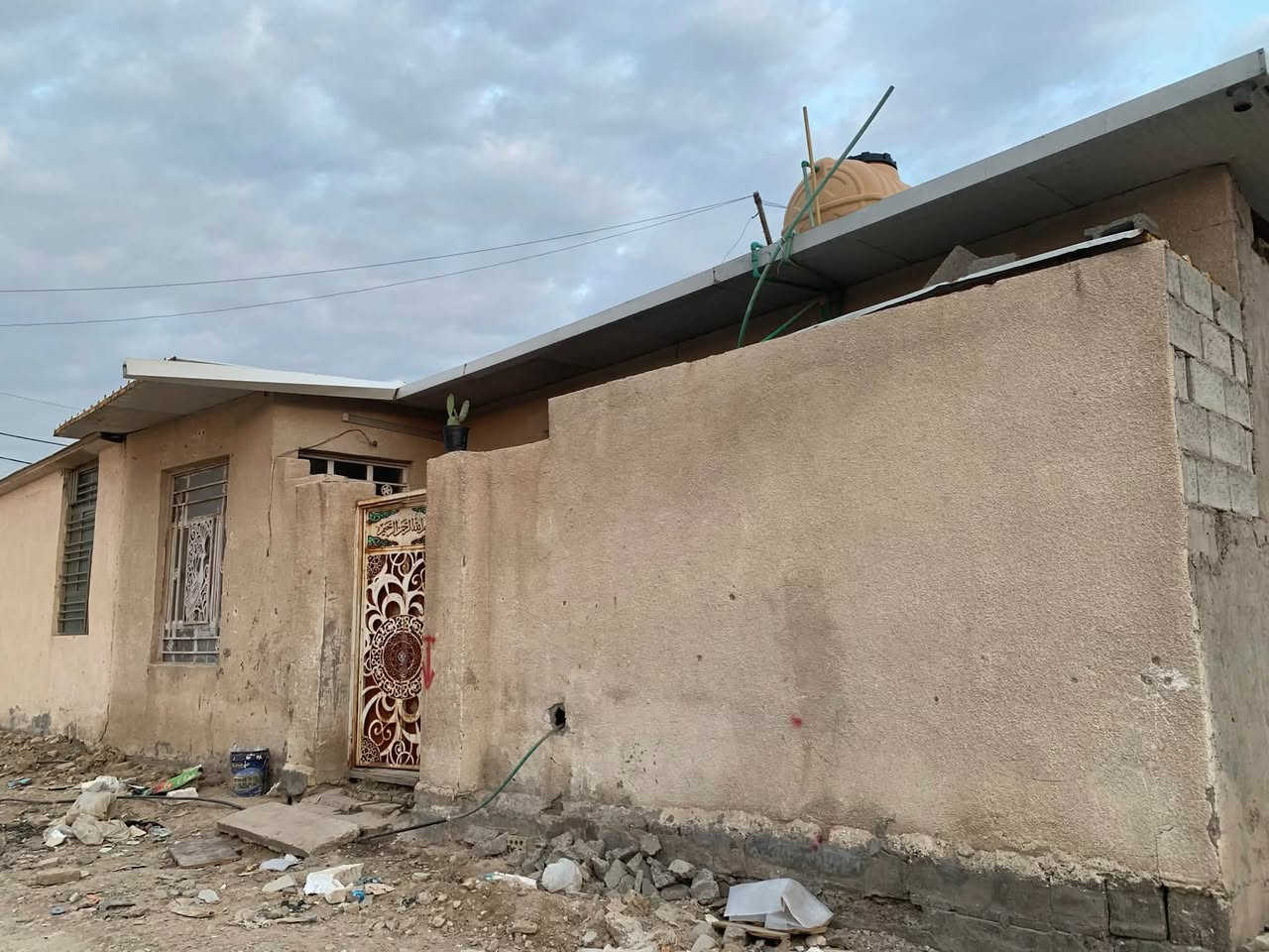 سلام عليكم بيت للبيع مساحه 90متره بحي سلام بيت نضيف سكف سندويج قريب على شارع ابو راحاب   سعره 30 تصل ***********
