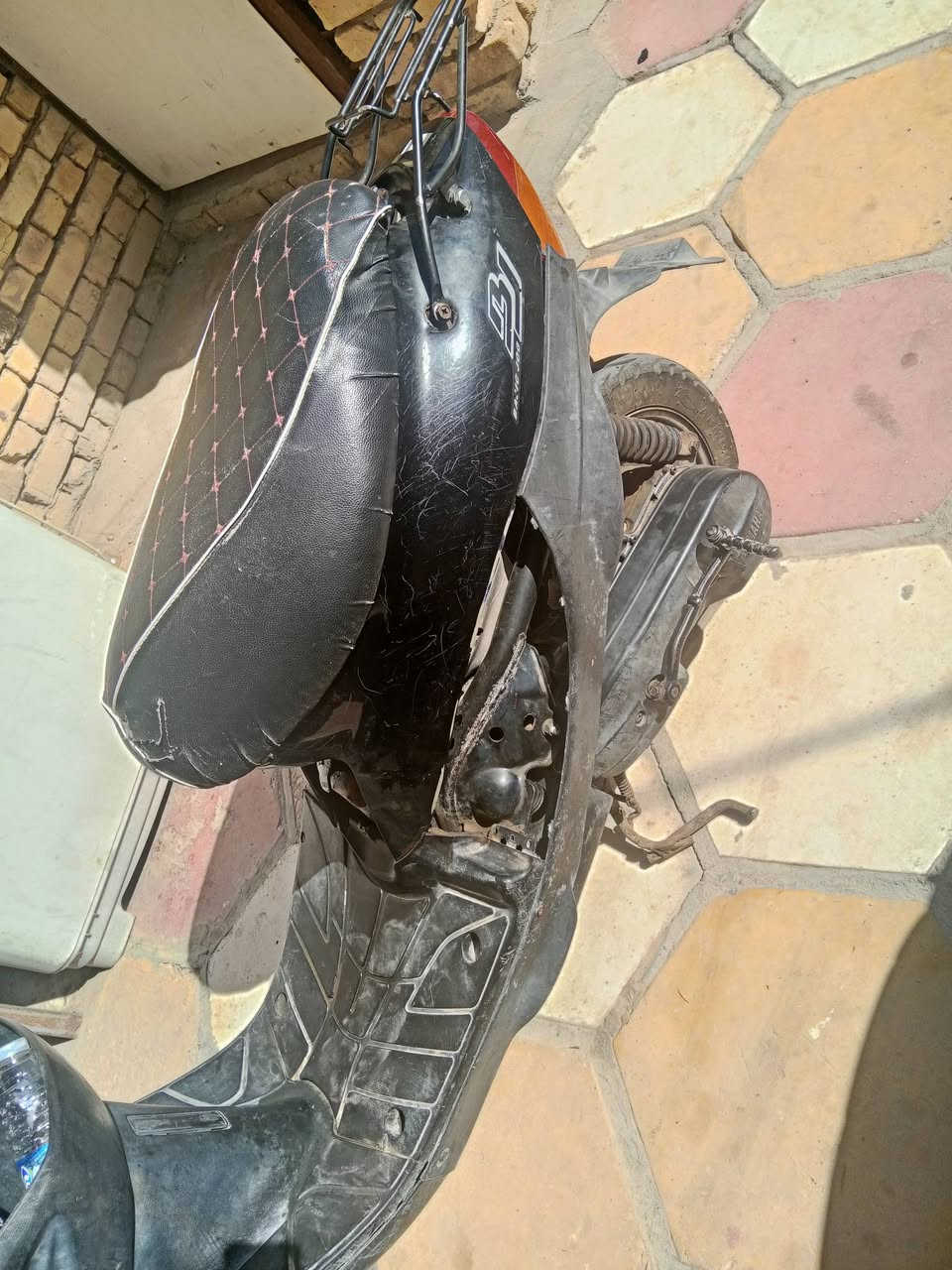 دراجه بيجي تسعه ازروف للبيع دراجه شغاله عوزها ترتيب مشي يخبل وشغاله لايت هندر واحد كهربيات اشاير وكلوب عوزها جوزه وباتري رايدها 250 وبيها مجال قليل رقمي *********** مكانها ناصريه مركز
