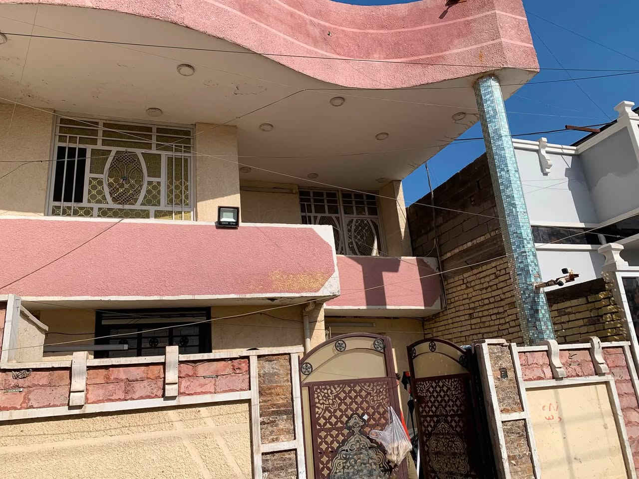 بيت للبيع مساحته 100م
10*10 طابقين يحتوي على 3 غرف نوم واستقبال ومطبخ وخدمات شارع تبليط مكانه حي السلام قرب مستوصف حي البساتين نوع العقار سند اصفر بيع مستعجل للاستفسار  الاتصال على ***********
