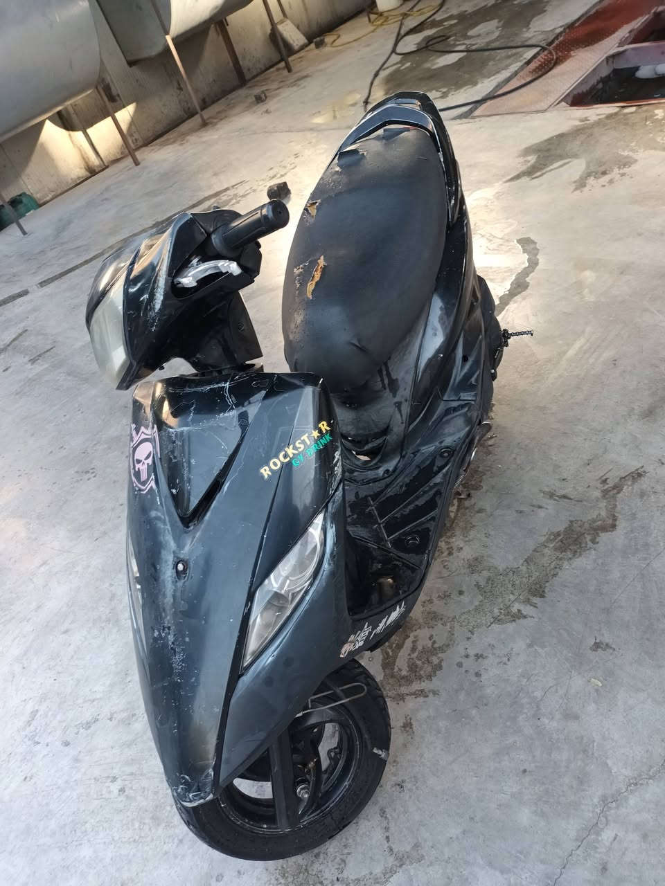 سلام عليكم ثعلب للبيع دراجه كلش حلو ونضيفه كفرات اصليه جارده هيه وسوادات دراجه نكره سلف باي وقت كلج امامي خلفي رياضي اصلي سلف رياضي شلعه معدل اذا مو طيران مو قبول سعره ٥٥٠ وبيه مجال حك جيه مكاني الاعضميه رقم ***********
