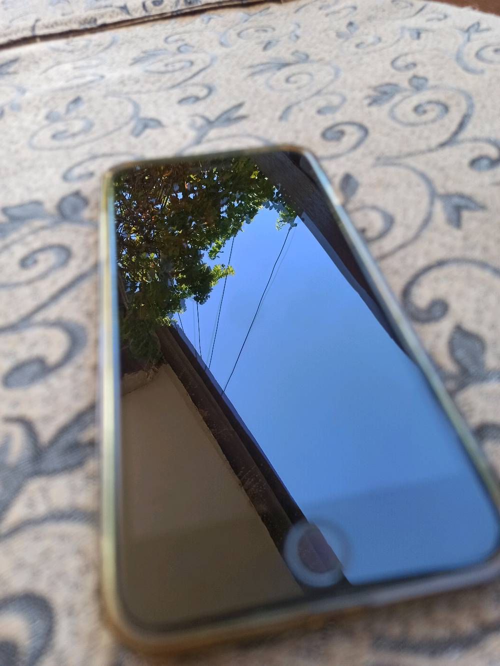 سلام عليكم أيفون 7بلاص نضيف گلش مبدل بي شاشه وبطاريه وكاله وكاله أصليات  للبيع السعر 120 وياه كفر جديد وكيبل أصلي مكاني حله مركز ***********