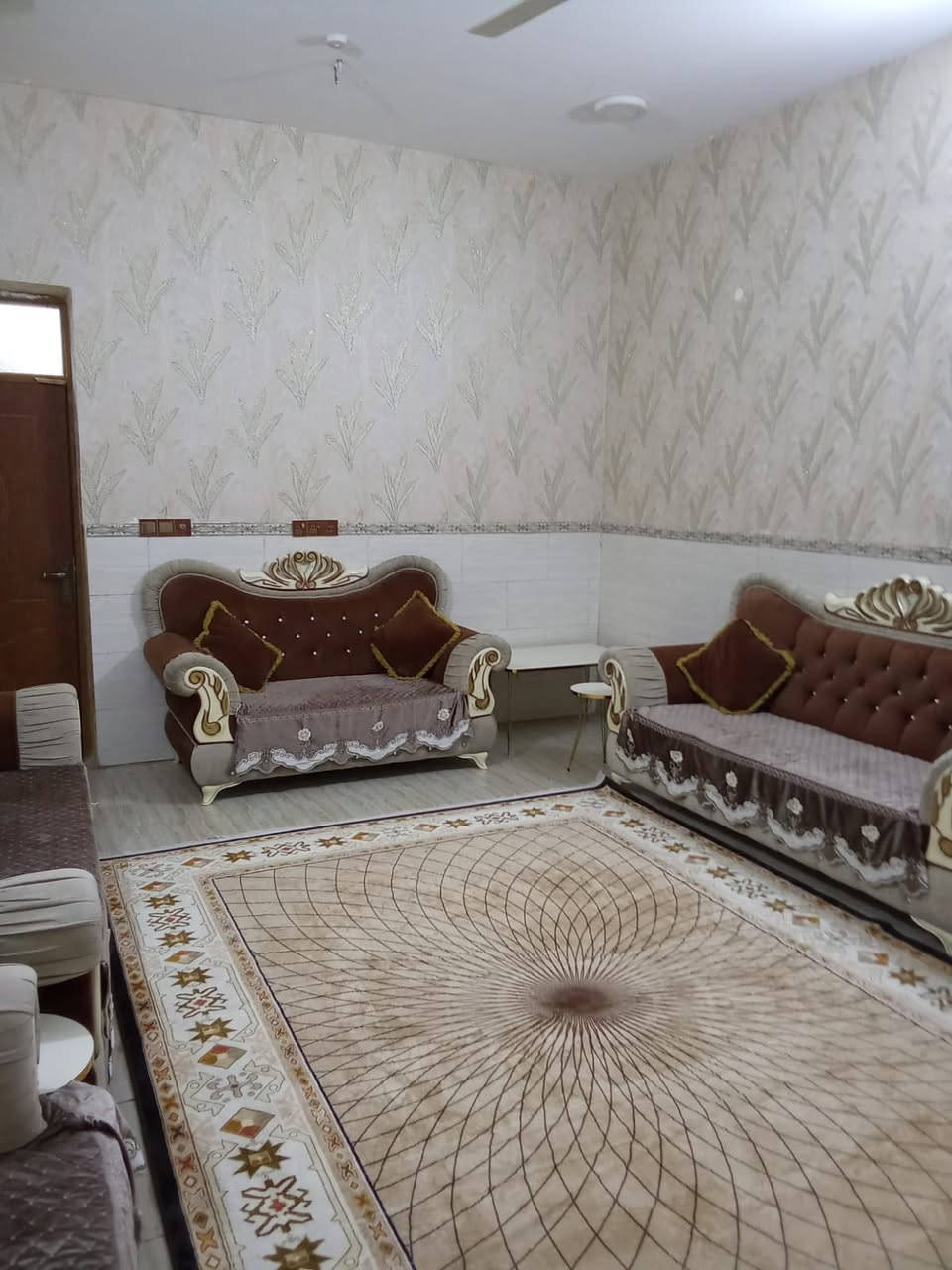 دار سكن طابو صرف في حي ( الكرار ) 
امام مول ابو ( نور ) 
مساحة  ٣٢٠ م  ( ركن ) 
موقع ( تجاري ) مع ( محلات ) عدد ( ٦ ) 
بناء طابوك - صب كونكريت  - ( بناء درجه اولى ) 
امام شارع ( ٣٠ م ) 
المحلات ( كله مستئجره ) 
تحويل ( مباشر ) 

للاستفسار مراجعة مكتب ( غيدان ) للعقار  
واسط - الزبيدية - مقابيل حي ( الصناعي )  
***********  
*********** محمد سيد غازي
