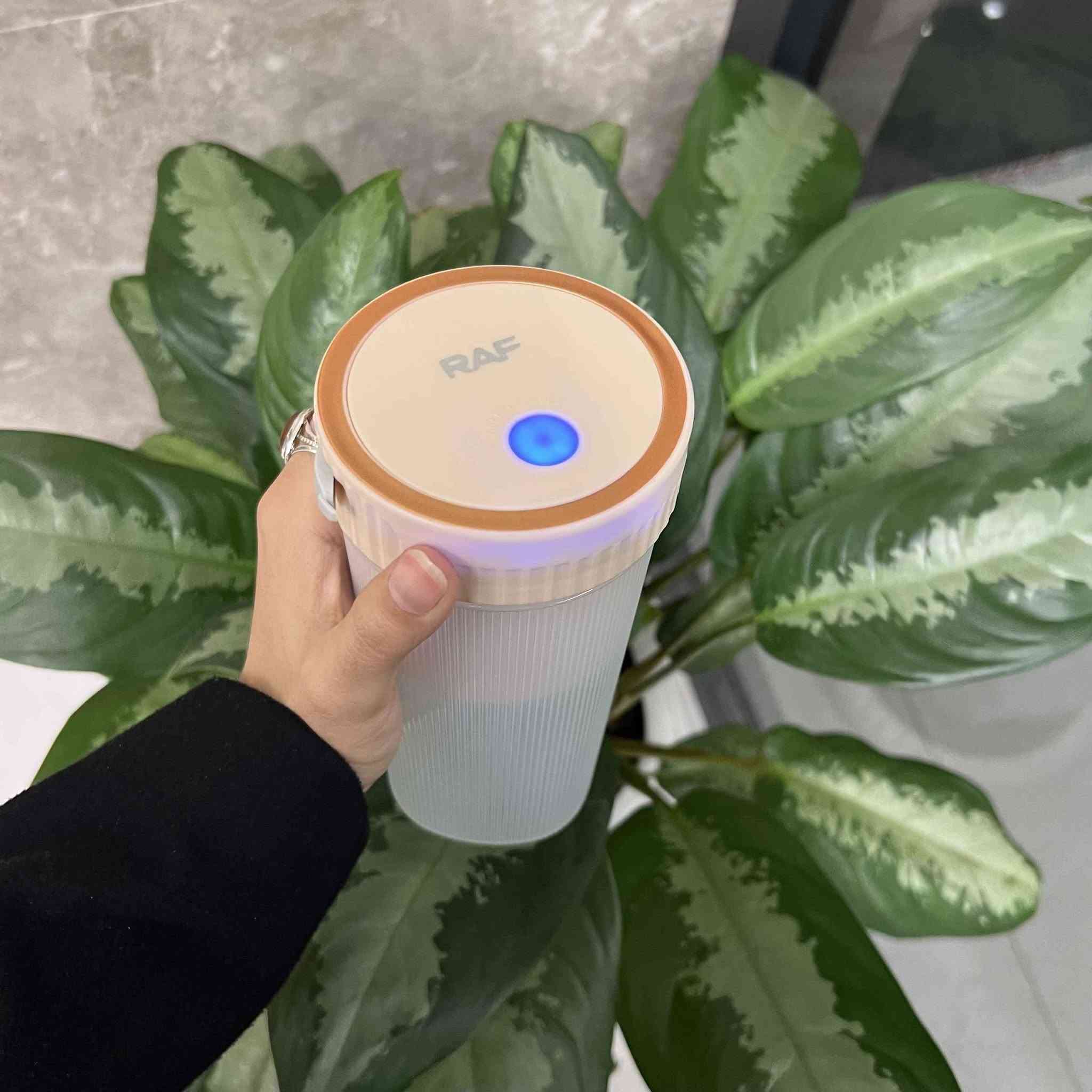 خلاط الفواكه المحمول موديلR.2829P

 هو الرفيق المثالي لأسلوب حياتك النشط والصحي.
. تصميم مدمج ومحمول: يتيح لك الاستمتاع بالعصائر والسموثي الطازجة أينما كنت - في المكتب، النادي الرياضي، أو أثناء السفر.
. أداء قوي وفعال: مزود بشفرات حادة ومتينة من الفولاذ المقاوم للصدأ وبطارية بسعة 1300 مللي أمبير، مما يضمن خلطاً سريعاً وفعالاً في ثوانٍ.
. سهولة الاستخدام والتنظيف: يتميز بتشغيل بلمسة واحدة وشحن مريح عبر USB، وتصميمه القابل للفك يجعل عملية التنظيف سهلة للغاية.
. آمن وعملي: مصنوع من بلاستيك خالٍ من مادة BPA، بسعة 300 مل، مما يجعله مثالياً للوجبات الفردية والآمنة للاستخدام اليومي.
- الطاقة: 80 واط
- الفولطية: 7.4 فولت
- السعة: 300 مل
توصيل بغداد 3 الاف 
باقي المحافضات 5 الاف
لطلب المنتج تواصل على الخاص او على الواتساب *********** Colombo, Sri Lanka
