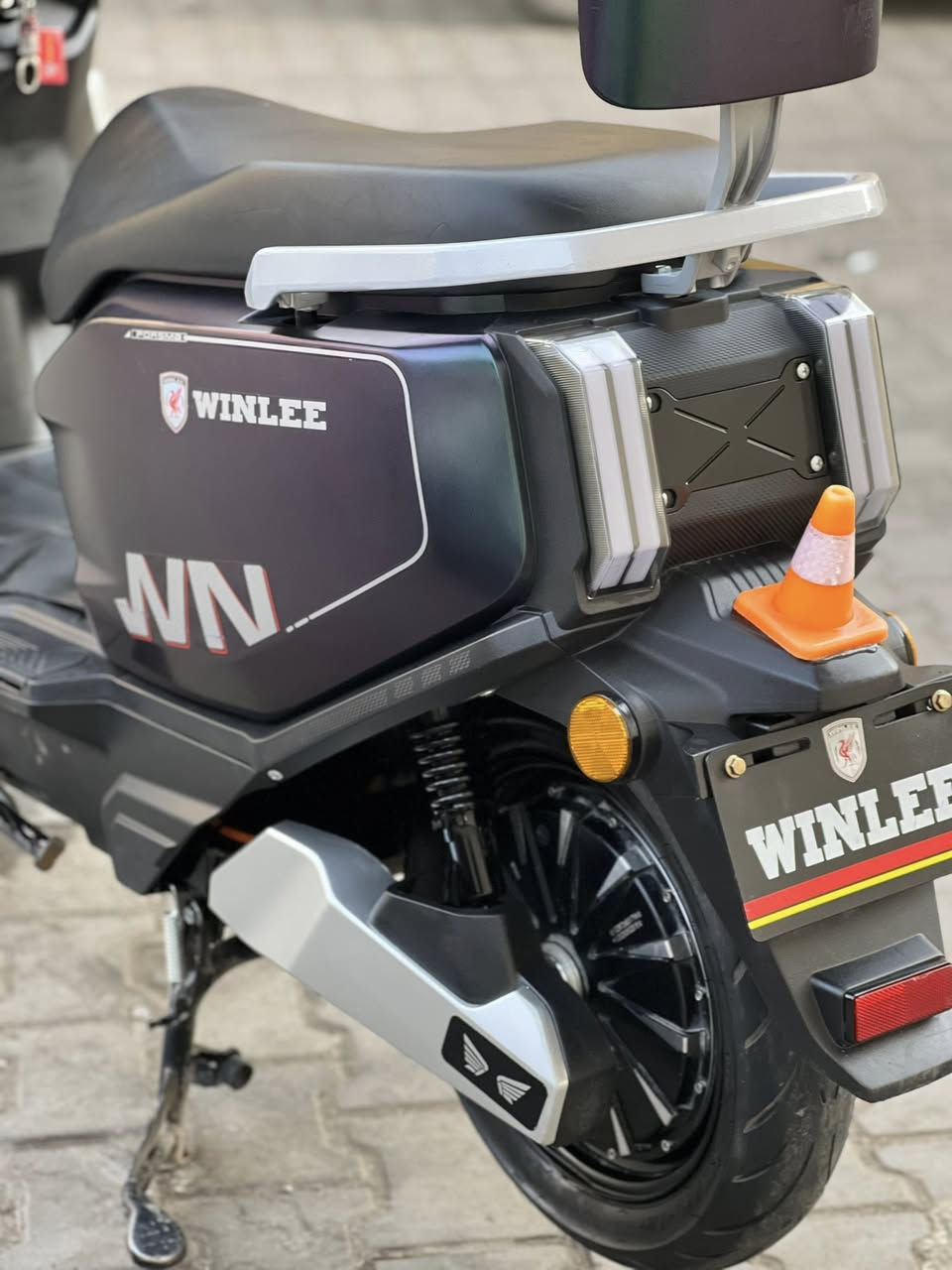 صاعقة
دراجة جديدة جداً 
ومابيها اي نقص 
وشرط البطاريات تفحصهم وين ميعجبك 
كلشي شغال بيها 
بيها هواي مواصفات 
معروفة مواصفاتها ميحتاج اذكرهم 
6 بطاريات كبار 
نظام 3 سرعات 
مكاني بغداد 
للاستفسار 
***********
