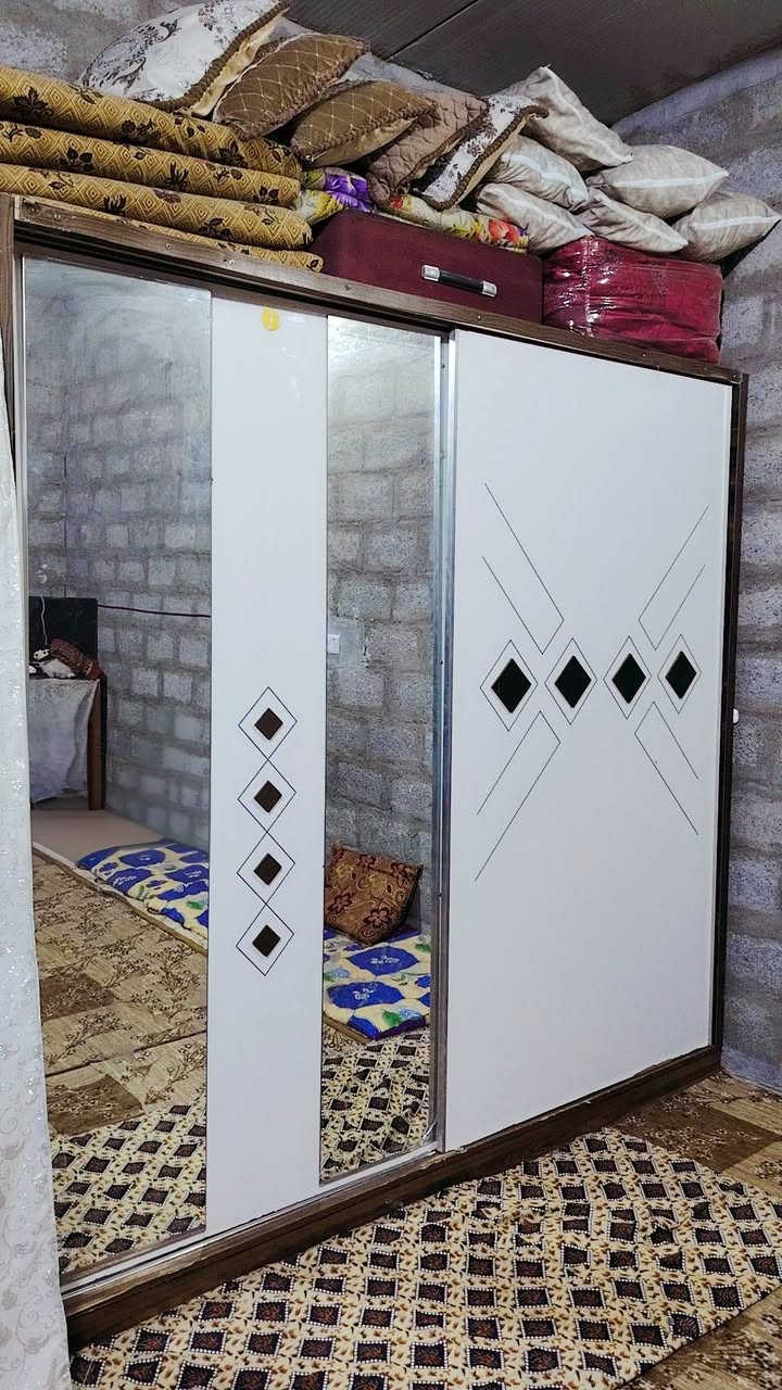 معرض غرفة نوم كامل للبيع، جربايته موجودة بس فاتحه ومصفطها. 
المعرض كلش حلو ونظيف ويصلح لأي غرفة نوم.
🔹 الملاحظة الوحيدة:
تايرتين مالات الباب واكعات فقط وتكدر تشرتريهم من السوك الوحده بالف دينار يعني ثنينهن بالفين دينار. 
✔️ الأبواب سليمة
✔️ المرايات نظيفة
✔️ التصميم مرتب وحلو
للاستفسار الاتصال على الرقم ***********
