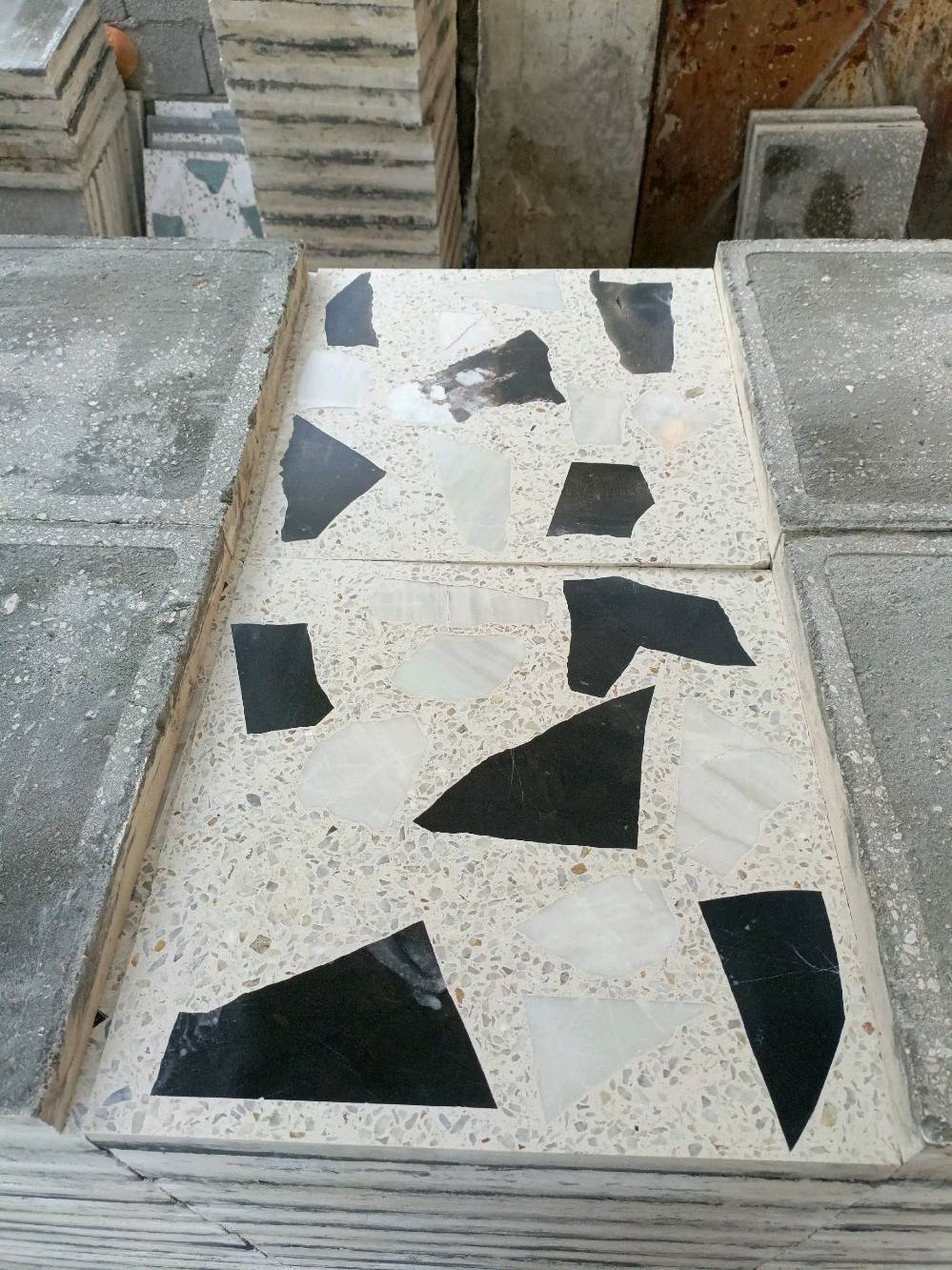 ​🌙 [معمل الماس ] يهنئكم بحلول شهر رمضان المبارك 🌙
​بيتك محتاج ترتيب قبل العيد؟ حديقتك وسقفك يستاهلون الأفضل! 🏠✨
​لأننا نعرف أن "البيت هو الراحة"، جهزنا لكم أجود أنواع الشتايكر والمقرنص وبقية مستلزمات البناء والديكور الخارجي بأسعار المصنع وبأعلى المواصفات.
​💎 قائمة منتجاتنا (جودة وتحدي):
​✅ شتايكر السطح: قياسات (80×80) و (60×40) - عزل وقوة ومتانة.
​✅ الأناقة السداسية: شتايكر ملون سداسي يغير شكل الحديقة.
​✅ المقرنص والرصيف: أشكال وألوان تناسب ذوقك.
​✅ الكاشي والموزاييك: تشكيلة واسعة من المرمر والكاشي الفاخر.
​✅ لمسات الحديقة: مصاطب مريحة، سنادين مودرن، و "لاين" حدائق مميز.
​✅ الأساسيات: بلوك وسواقي بكل القياسات.
​🔥 عرض "خير رمضان" الخاص 🔥
​بمناسبة الشهر الفضيل، نعلن عن عرضنا الخاص لكل الحجوزات خلال شهر رمضان:
​ على طلبيات المقرنص والشتايكر.
🎁 
​📍 العنوان: بغداد - الكماليه
​[معملنا.. حيث تجتمع الجودة مع الأمانة]