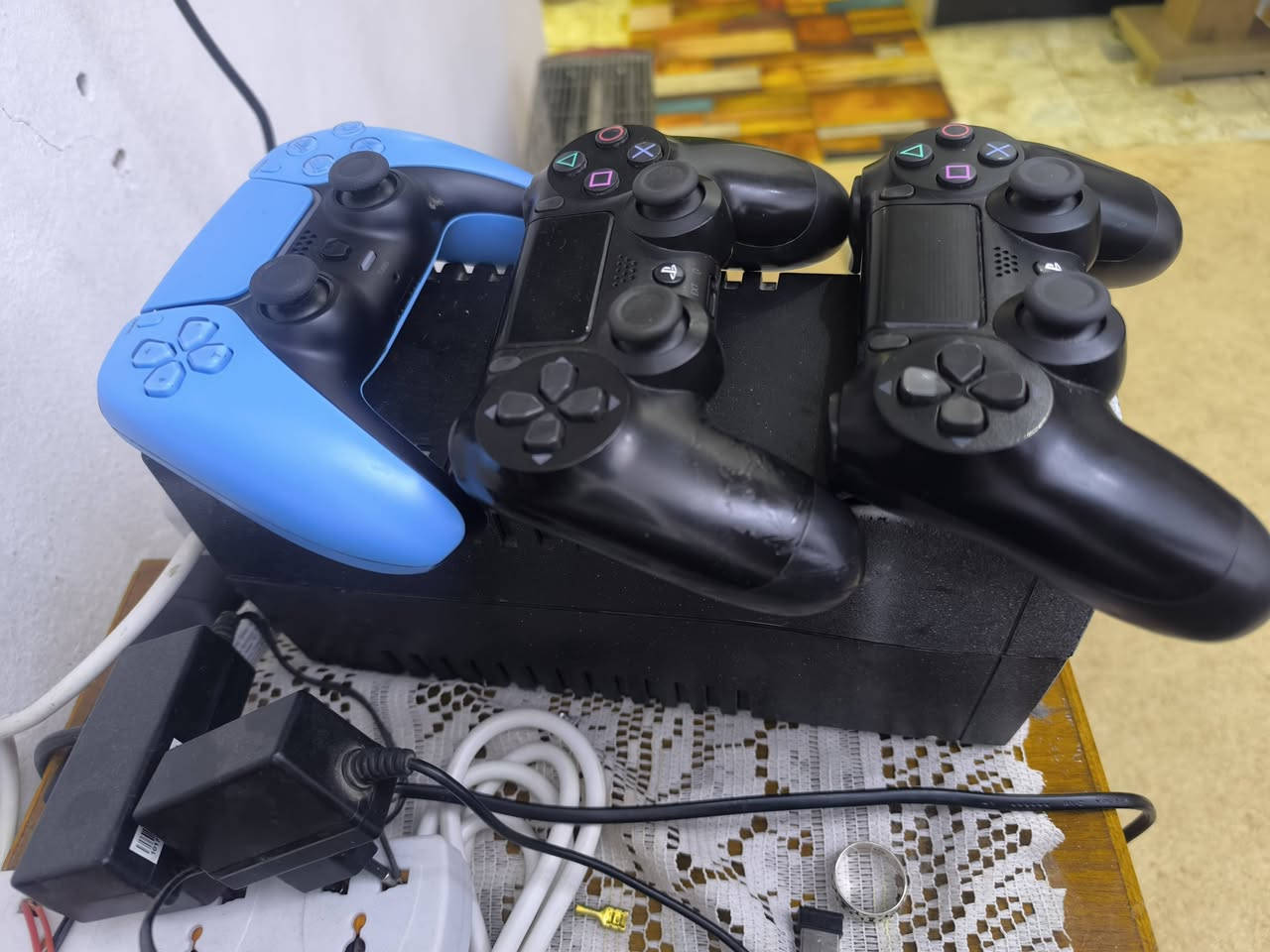 سلام عليكم 3 جوستكات 2 مال ps4 وحده مال ps5 مع ubs
للبيع كلهن شغالات ع فحص 
مكاني بغداد العبيدي ***********
السعر 50 قفل كلهن
