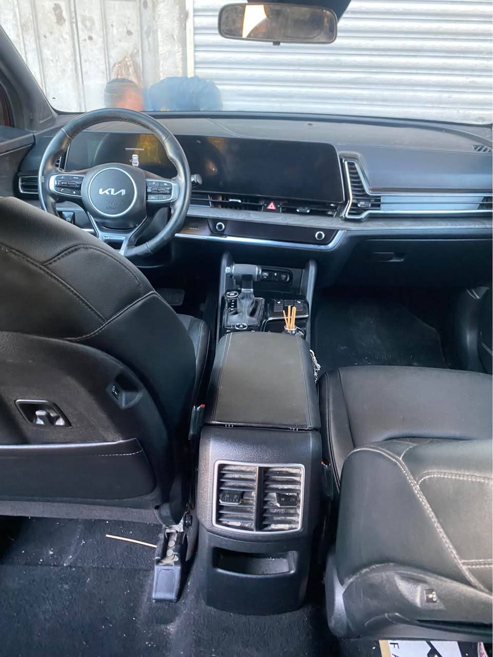 السلام عليكم 
سبورتج XLainوارد امريكي موديل 2024
فول مواصات لون مميز 
مكينه 2500
السياره دخول جديد حادثهه موضح بل صور كفاله من الغود و الشواصي و الدواخل السياره بدون ايراك برده طاك فقط  صبغ اربع قطع بس تعمير درجه اولى ميه بل ميه ما بيهه نقص كامله 
المكان بغداد البلديات ما متوجد عل نت 
*********** بغداد, العراق
