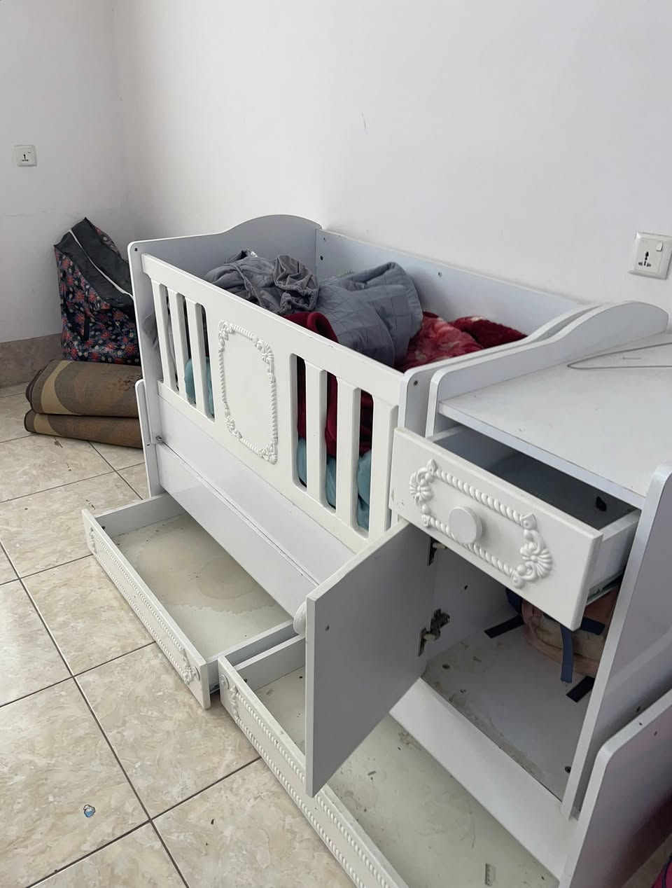 السلام عليكم اغراض للبيع سبالت عدد2ابو طنيين وسبلت واحد3طن كلهن800سرير أطفال 75طغم قنفات كامل300الاتصال الرقم***********
