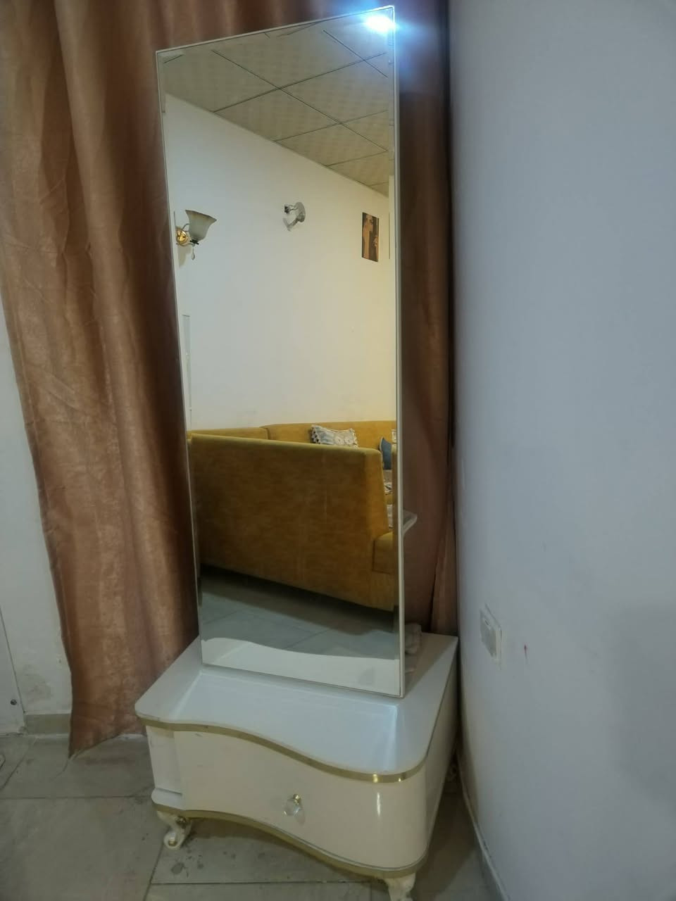 ✨ غرفة نوم إيكيا أصلية – أبيض مع دوشمة جوزي ✨

للبيع غرفة نوم ماركة IKEA أصلية 100%
استعمال خفيف ونظيفة جدًا، حالتها ممتازة وقريبة للجديدة.

🔹 اللون: أبيض أنيق ويه دوشمة جوزي (شكل راقي وعصري)
🔹 ما بيها كسور ولا خدوش
🔹 مرتّبة وجاهزة للاستخدام مباشرة

🔹 تتكوّن من:
 • سرير
. جوانب السرير
• كنتور 3 أمتار و10
 • ميز مرايه
.طابوريه 
 •مرايه قيافه
.ميز جرارات هايدروليك
.شازلون مخزن 
💰 السعر: 1,300,000 دينار
↔️ بيها مجال بسيط للجادين

🚚 التوصيل متوفر لجميع المحافظات
📍 المكان: (أربيل )

📩 للمزيد من التفاصيل أو الصور مراسلة خاص
(البيع عن طريق مندوبة – التعامل مضمون)


**إذا كنت صاحب هذا الإعلان وتريد حذفه لأي سبب، رجاءا أرسل رسالة إلى الدعم الفني**