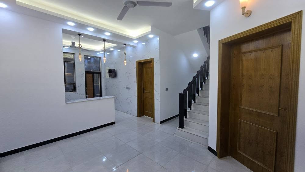 بيت للبيع في كربلاء مجمع بوابة الجنوب موقع شارع حله كربلاء
المجمع على شارع الزوار مباشر.
مساحة 100متر طابقين طابو زراعي قرار محكمة سند 25 
كافة الخدمات تبليط مجاري ماء كهرباء 
للبناء طابوك جمهورية كونكريت مسلح صب مركزي الاستفسار اتصل واتساب *********** *********** *********** كربلاء, العراق
