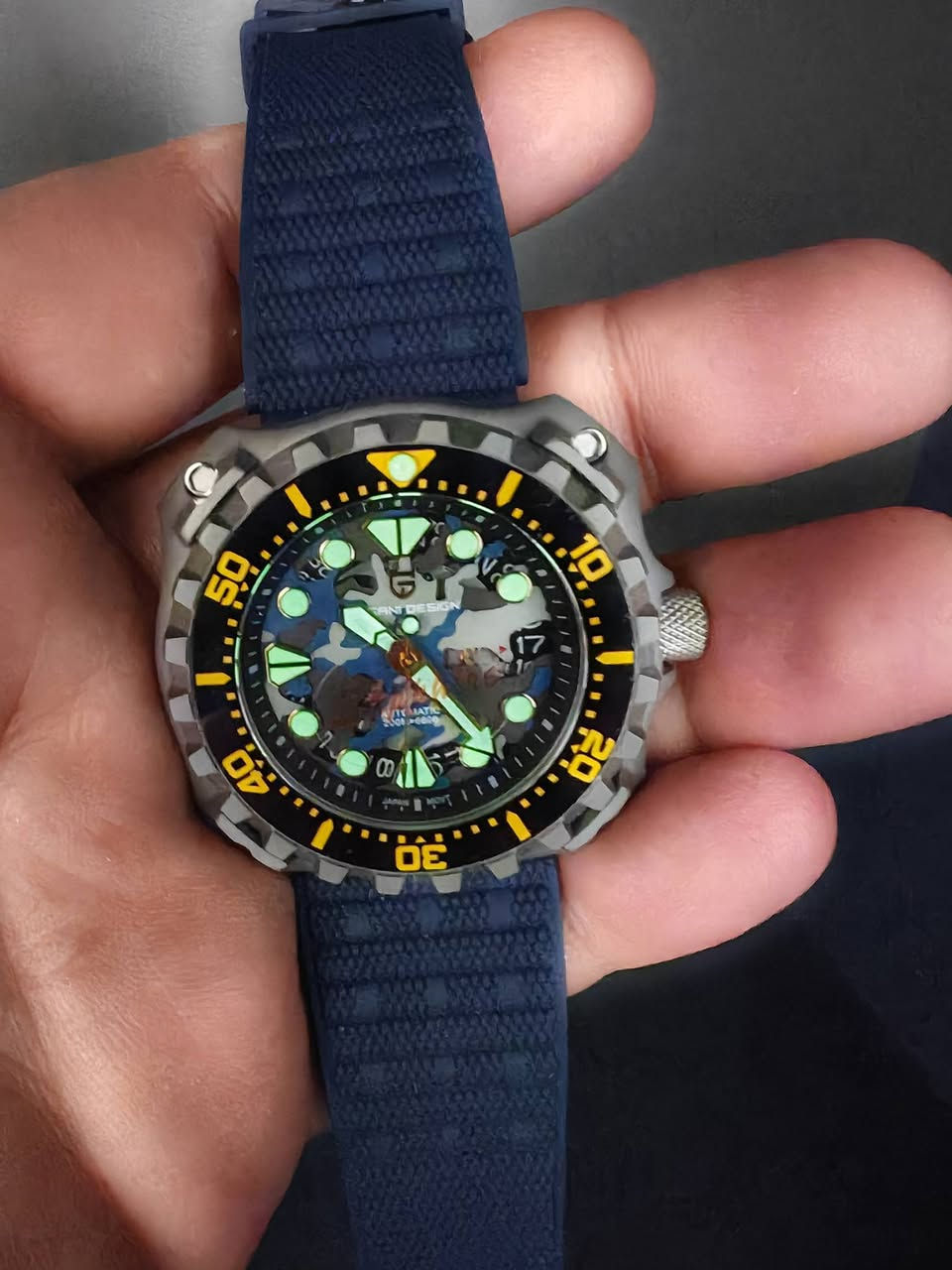 السلام عليكم، ساعة باجاني ديزاين PD-YN009 للرجال، بتصميم عسكري
ساعة باجاني ديزاين PD-YN009 للرجال، بتصميم عسكري مموه، مينا مجوف، قطر 40.7 مم، مقاومة للماء حتى عمق 200 متر، حركة ميكانيكية أوتوماتيكية NH35، زجاج زفير ياقوتي واميال لامينوس مضيء، مناسبة للرياضات والغوص
اللون سلفر تيتانيوم
اسم العلامة التجارية: ساعة باجاني ديزاين
رقم الموديل: باجاني ديزاين PD-YN009
النمط: ساعة أنيقة وعصرية، ساعة رياضية
ميزة: مقاومة للماء، السباحة والغوص 200 متر تحت الماء، عقارب مضيئةم، ضاد للمغناطيسيةم، قاومة للماءت، حديد التاريخ التلقائيم، قاومة للصدمات، حركة أوتوماتيكية ذاتية التعبئة، حركة ميكانيكية يدوية التعبئة، عمق مقاومة الماء: 20 بار
نوع مادة زجاج المينا: كريستال الياقوت (زفير) 
قطر المينا: 43.3 ملم
سُمك العلبة: 13.4 مم
عرض السوار: 22 مم
طول السوار: 24 سم
نوع المشبك: إبزيم
مادة الهيكل: ستانلس ستيل فولاذ المقاوم للصدأ
نوع مادة السوار: ربر مطاط مقاوم للتعرق
يوجد توصيل لجميع المحافظات ***********
