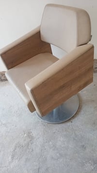 متاح كرسي حلاقه بعده جديد قليل الاستخدام ب ١٥٠ الف وبي مجال 0770886956...