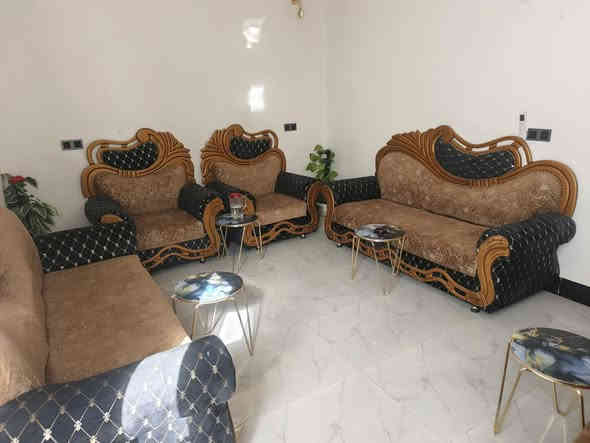 بيت للبيع  بمواصفات بناء ممتازة، جاهز للسكن الفوري 
📍 قريب جداً من شارع القبلة.
• المساحة: 150 متر مربع.
البيت  مرقّم بلدية بالترقيم الأخير
🏠 تفاصيل البيت والتصميم:
• بناء بلوك (درجة أولى و عكادة) 
• ⁠يحتوي على
• غرفتين نوم.
• صالة 
•  استقبال
• مطبخ 
• ⁠صحيات داخليه وخارجيه
• ⁠علماً جميع البيت بورسلين درجة اولى 
السعر ٢٥ 
***********
